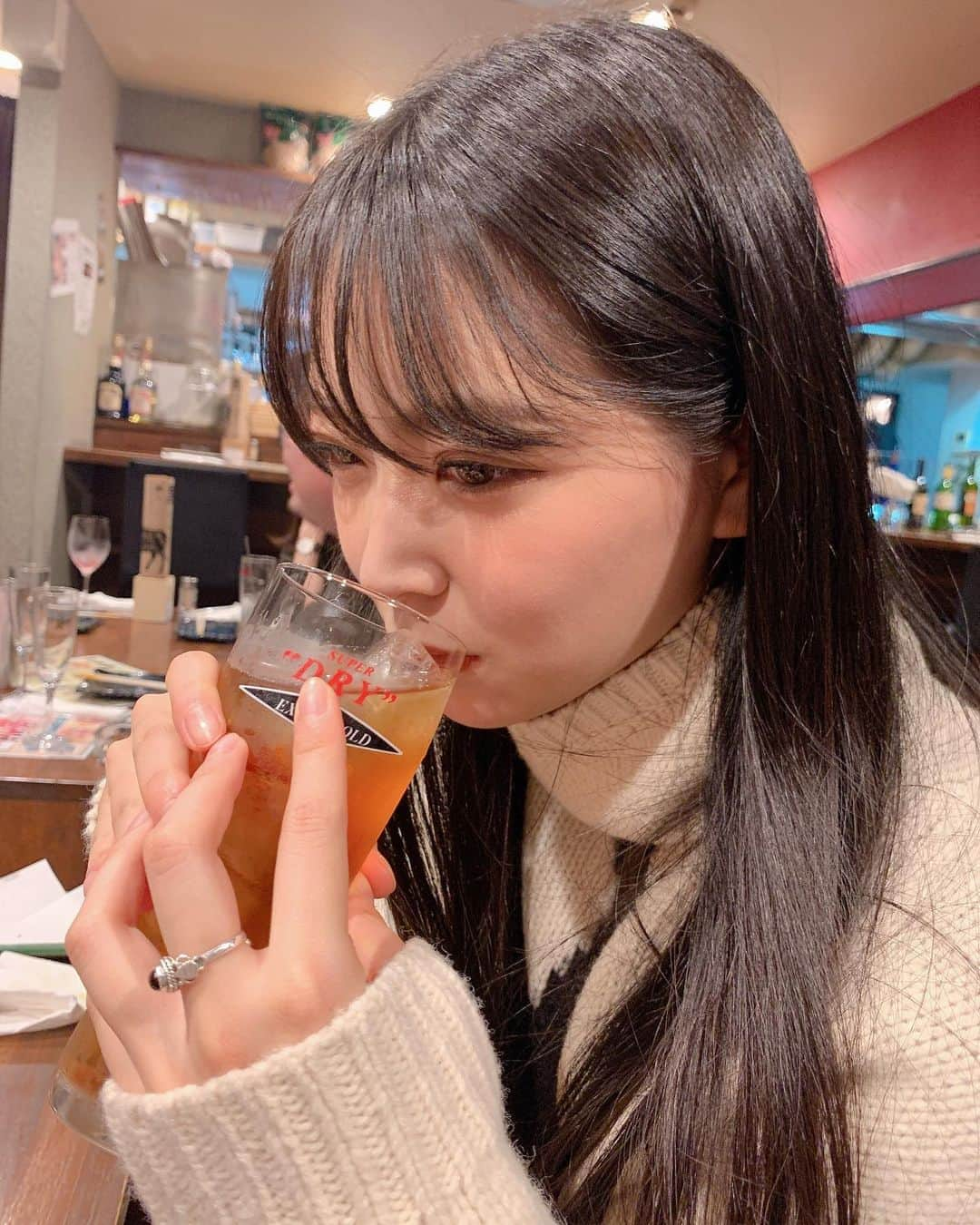 白間美瑠さんのインスタグラム写真 - (白間美瑠Instagram)「家族でご飯🍚 弟が撮ってくれたよ〜！！！ #お肉　#ウーロン茶」1月24日 23時00分 - shiro36run