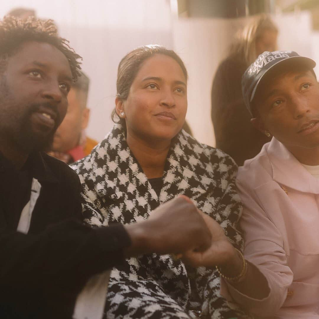 シャネルさんのインスタグラム写真 - (シャネルInstagram)「Friends of the House Ladj Ly, Helen Williams and Pharrell Williams front row at the CHANEL Spring-Summer 2020 Haute Couture show.  #CHANELHauteCouture #CHANEL @ladjly #LadjLy #HelenWilliams @pharrell #PharrellWilliams」1月24日 23時00分 - chanelofficial