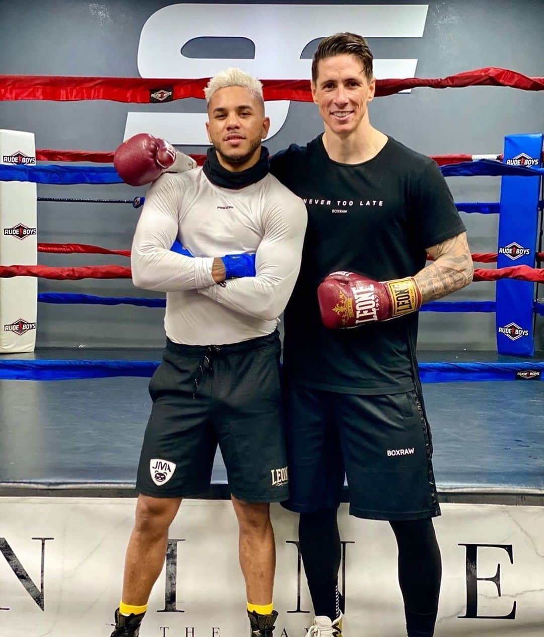 フェルナンド・トーレスのインスタグラム：「@9fitness ,donde entrenan los campeones . Hoy visita de lujo de @maravillaalonso .  Un placer enorme estar rodeado de los mejores 🥊🔥 #ellimiteestadondetudecides」