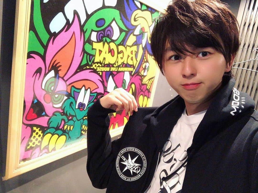 HIROKIのインスタグラム：「最高に楽しかったよ！🎻 BIGCAT 👏👏👏👏👏 . . いいライブ初めでした！！！！ . きてくれたみんな、ありがとう！ . これがはじまりだあ😇 . . みんなの声援のお陰で、またツアーに向けて頑張れます！ありがとう😢 . . #BIGCAT #はじまりの始まり #qyotoroadtoqingdom  #パーカーお気に入りです #似合ってた？ #みんなも着てくれてる？ #Qyoto #violin #hiroki」