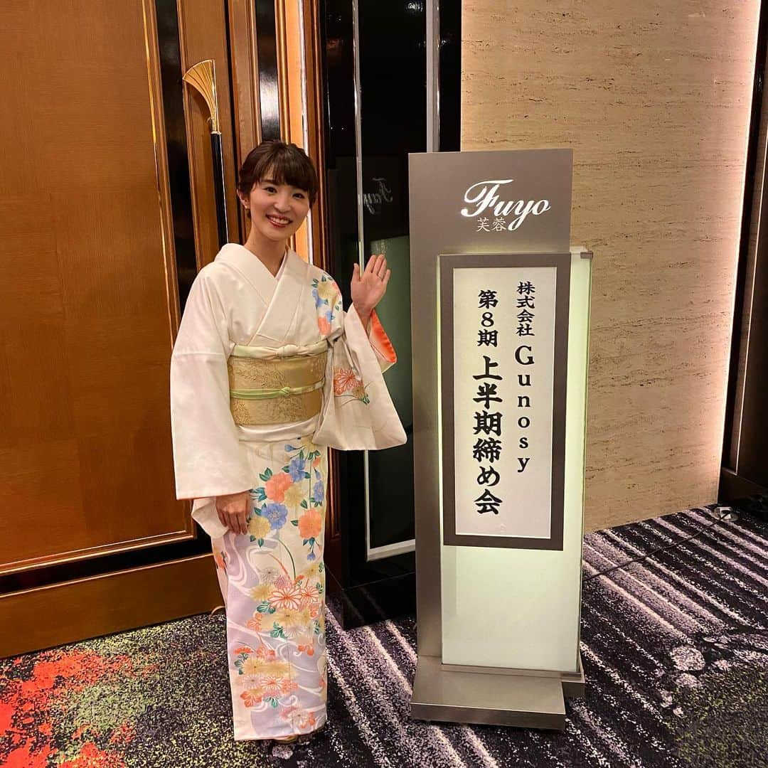 新田朝子さんのインスタグラム写真 - (新田朝子Instagram)「今日は、着物でお仕事でした🌸 . 株式会社Gunosyさんの社員総会で、司会を務めさせていただきました🎤 一緒に司会を務めた創業者の関さん、実行委員の皆様、社員の皆様、本当にありがとうございました✨ . 社員の皆さんの表彰やアトラクションなど盛り沢山はエネルギッシュな会で、あっという間の楽しい時間でした。皆さん気さくに話しかけてくださり、嬉しかったです(^^)それに、とても助けられました。 . 大学時代の友人、めるが活躍している姿を見ることができたのも、一緒に仕事をすることができたのも嬉しかったなぁ。素敵なご縁に感謝☺️🍀 . #gunosy #司会 #総会 #フリーアナウンサー #mc #thenewotani #ホテルニューオータニ #着物 #和装 #和顔 #kimono #👘」1月24日 23時08分 - asako.nitta