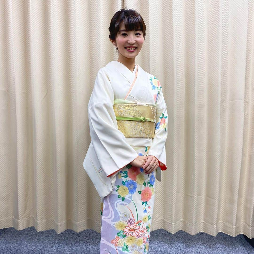 新田朝子さんのインスタグラム写真 - (新田朝子Instagram)「今日は、着物でお仕事でした🌸 . 株式会社Gunosyさんの社員総会で、司会を務めさせていただきました🎤 一緒に司会を務めた創業者の関さん、実行委員の皆様、社員の皆様、本当にありがとうございました✨ . 社員の皆さんの表彰やアトラクションなど盛り沢山はエネルギッシュな会で、あっという間の楽しい時間でした。皆さん気さくに話しかけてくださり、嬉しかったです(^^)それに、とても助けられました。 . 大学時代の友人、めるが活躍している姿を見ることができたのも、一緒に仕事をすることができたのも嬉しかったなぁ。素敵なご縁に感謝☺️🍀 . #gunosy #司会 #総会 #フリーアナウンサー #mc #thenewotani #ホテルニューオータニ #着物 #和装 #和顔 #kimono #👘」1月24日 23時08分 - asako.nitta