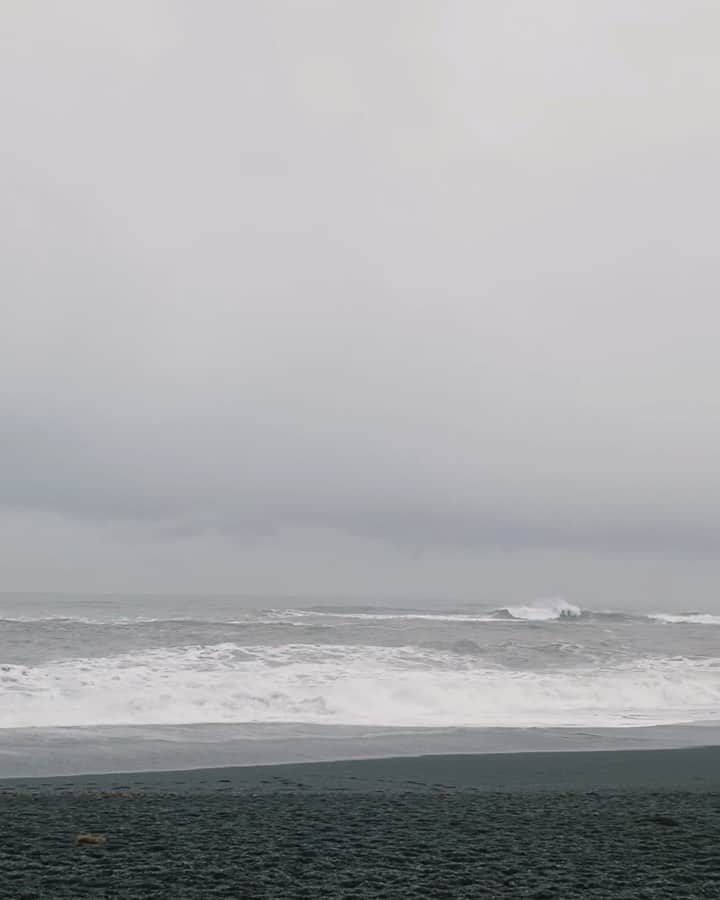 Marianna Hewittのインスタグラム：「I’ve never experienced something so moody - the waves were so insane (and scary!) but beautiful all at the same time #blacksandbeach #iceland」
