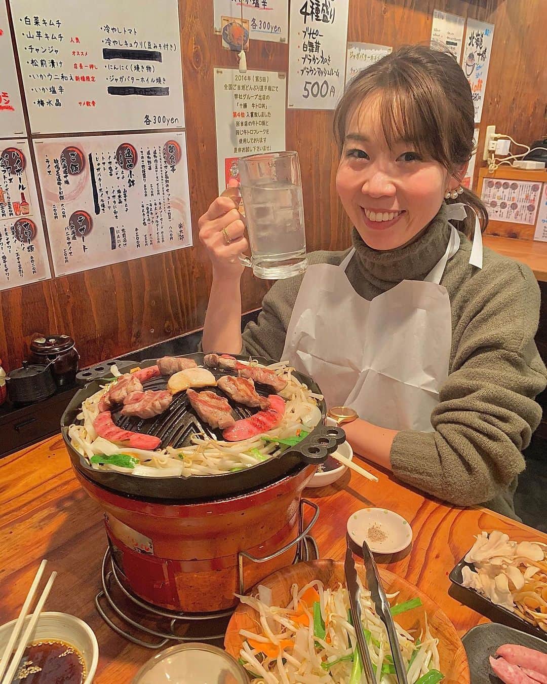 中橋舞さんのインスタグラム写真 - (中橋舞Instagram)「.﻿ 明日は東京30k🏃‍♀️﻿ お天気どうにか大丈夫かな？﻿ ﻿ 走るパワーに💨﻿ この前 #ジンギスカン 食べてきました﻿ 食べ放題なのに臭みもなくって、お肉も柔らかくて美味しかったお店❤️ ﻿ 飲み放題付きの3,980円🥺﻿ ジュー♪の音がたまらん❤️﻿ ﻿ さっこちゃんと﻿ ジンギスカンはヘルシーだからー❤️と﻿ パクパク🐷﻿ 日月火曜にしてる #女子会割引 と、なんとまぁ魅力的なコースで 小鉢2つとキノコ4種盛りもついてきたの❤️お得や🤤 ﻿ ﻿ 次はヨガを共に参ろうぞ🌟﻿ ------------------------﻿ 🚃 #新橋﻿ 👟徒歩2分﻿ 🥢 #ジンギスカン楽太郎﻿ 人気店でどんどん人が来たよ☺️﻿ 予約するのがいいかも🙆‍♀️﻿ ------------------------﻿ ﻿ 🌟明日は4時間半ペースで30k走ると共に﻿ 色んな時間帯で走るペーサーさん達と共に盛り上げます🌟﻿ #ジンギスカン #新橋グルメ #ジュー ﻿ #フードハンターまい #サンキュッパっていい響き #新橋って美味しそうなお店多い #pr @woomy.restaurant」1月24日 23時15分 - mai_nakahashi