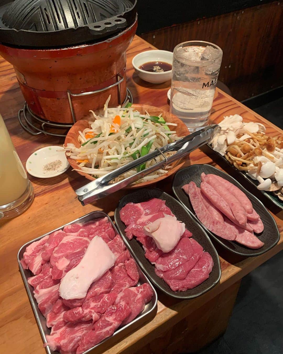 中橋舞さんのインスタグラム写真 - (中橋舞Instagram)「.﻿ 明日は東京30k🏃‍♀️﻿ お天気どうにか大丈夫かな？﻿ ﻿ 走るパワーに💨﻿ この前 #ジンギスカン 食べてきました﻿ 食べ放題なのに臭みもなくって、お肉も柔らかくて美味しかったお店❤️ ﻿ 飲み放題付きの3,980円🥺﻿ ジュー♪の音がたまらん❤️﻿ ﻿ さっこちゃんと﻿ ジンギスカンはヘルシーだからー❤️と﻿ パクパク🐷﻿ 日月火曜にしてる #女子会割引 と、なんとまぁ魅力的なコースで 小鉢2つとキノコ4種盛りもついてきたの❤️お得や🤤 ﻿ ﻿ 次はヨガを共に参ろうぞ🌟﻿ ------------------------﻿ 🚃 #新橋﻿ 👟徒歩2分﻿ 🥢 #ジンギスカン楽太郎﻿ 人気店でどんどん人が来たよ☺️﻿ 予約するのがいいかも🙆‍♀️﻿ ------------------------﻿ ﻿ 🌟明日は4時間半ペースで30k走ると共に﻿ 色んな時間帯で走るペーサーさん達と共に盛り上げます🌟﻿ #ジンギスカン #新橋グルメ #ジュー ﻿ #フードハンターまい #サンキュッパっていい響き #新橋って美味しそうなお店多い #pr @woomy.restaurant」1月24日 23時15分 - mai_nakahashi