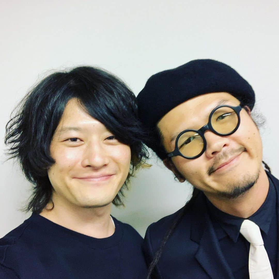 磯部寛之さんのインスタグラム写真 - (磯部寛之Instagram)「First time in a while to take a selfie with this buddy. With all my love and respect. Fun times! Hiro 久しぶりにこの2人でパシャリ。最大限の愛と敬意を込めて。楽しかったー◎ひろ #alexandros #drumnbass #リズム隊 #ドレッド #健在 #サトヤス #節 #もっと #健在」1月24日 23時16分 - hiro_isobe_alexandros