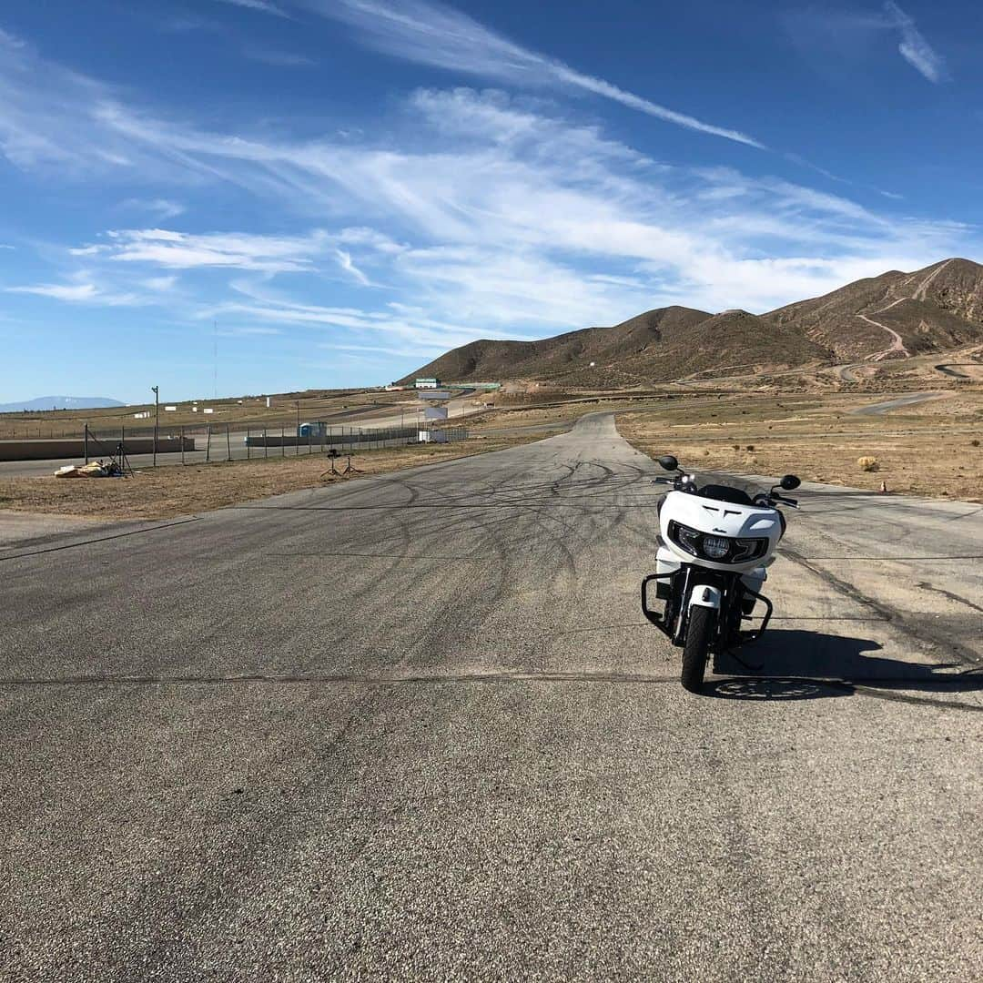 ケアリー・ハートさんのインスタグラム写真 - (ケアリー・ハートInstagram)「Yesterday was a good day at #willowspringsraceway @indianmotorcycle」1月24日 23時16分 - hartluck