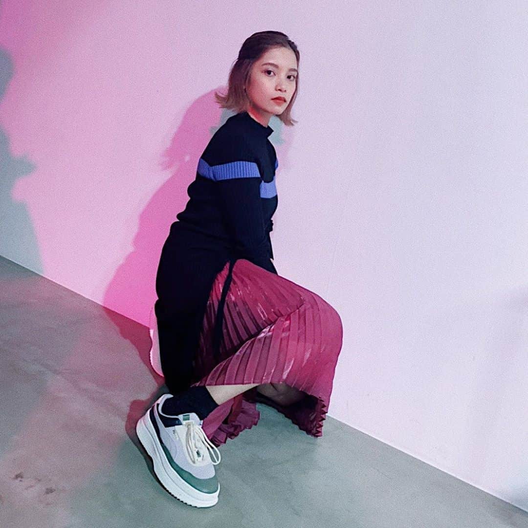 佐々木まゆのインスタグラム：「PUMAさんに頂いた新作のスニーカーを履いた👟　パーティー会場可愛かったなあ  #puma #deva_razzi」