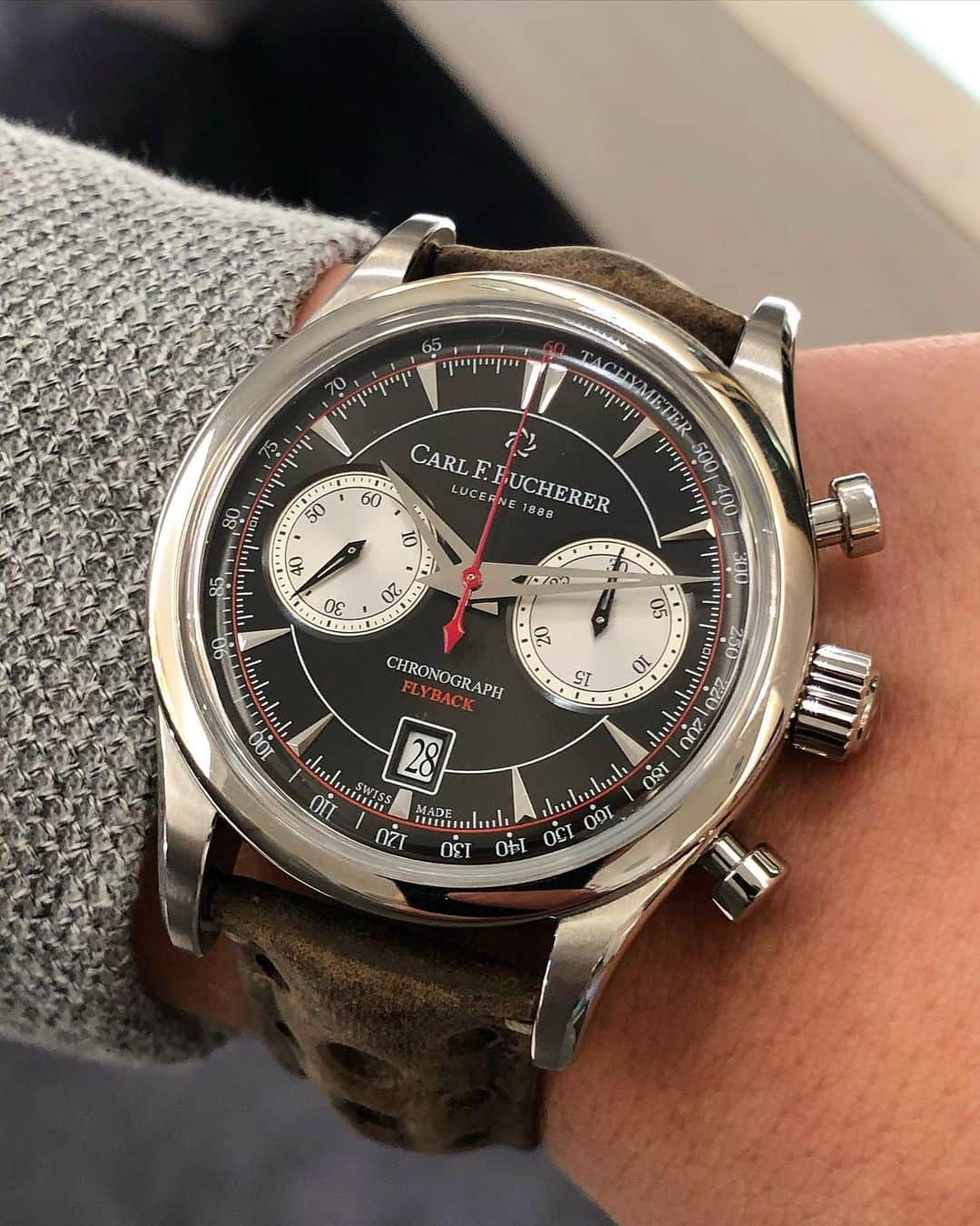 Daily Watchさんのインスタグラム写真 - (Daily WatchInstagram)「Up close with the @carlfbucherer Manero Flyback Retro. The CFB 1970 chronograph movement with flyback function enables the chronograph hands to fly back to zero, while the movement continues to run in the background - allowing the hands to resume as soon as the reset button is released. #CarlFBucherer」1月24日 23時23分 - dailywatch