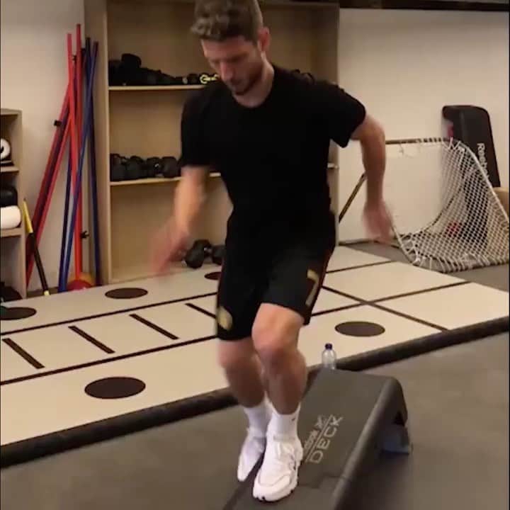 ドリース・メルテンスのインスタグラム：「Sto lavorando duro per tornare il prima possibile , non ce la faccio piu’ a stare lontano dal campo, ma ringrazio i fisio e lo staff medico per aiutarmi a rientrare quanto prima 💪🏽💙」
