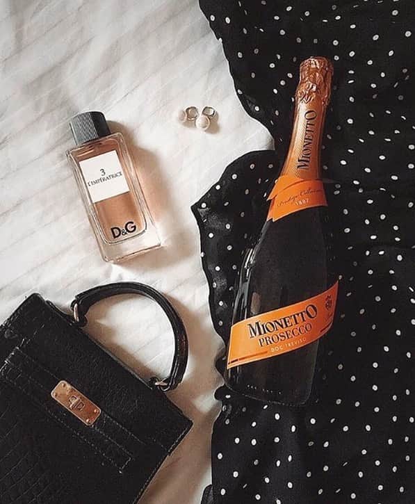Mionetto Prosecco Deutschlandさんのインスタグラム写真 - (Mionetto Prosecco DeutschlandInstagram)「Orange Obsession - How we get ready for friday night 🧡🥂 . 📸 @mionettocanada #mionetto #prosecco #mehralsnureinprosecco #italien #friday #weekendmood #details #fashion」1月24日 23時24分 - mionetto_de