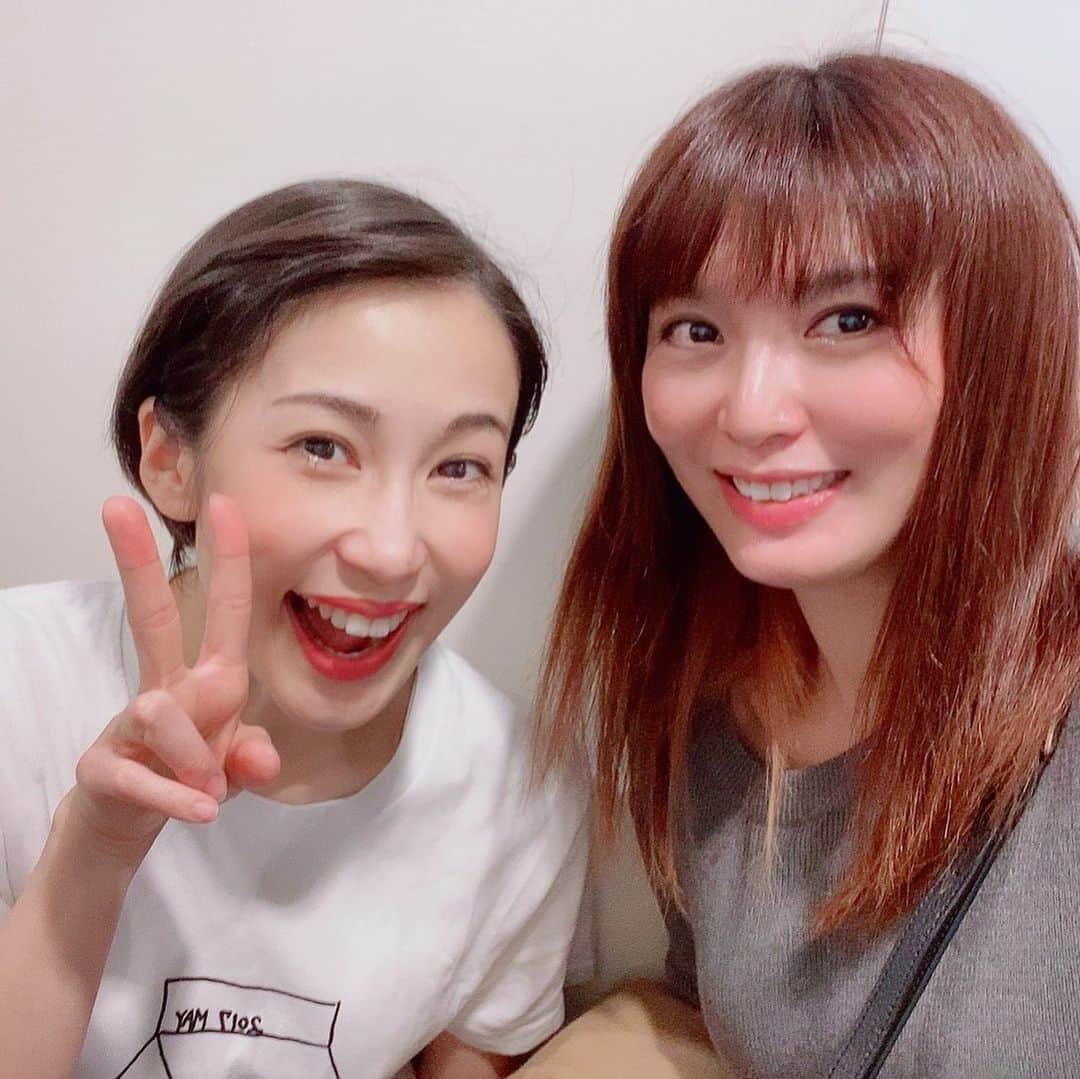 大月さゆのインスタグラム：「今日は同期のキングこと、蓮城まことが観に来てくれました！ 他にもジェンヌさんいらしてくださっているのですが、なかなかお写真ご一緒できず。 キングとは撮れました❣️ #シャボン玉とんだ宇宙までとんだ  #89期」