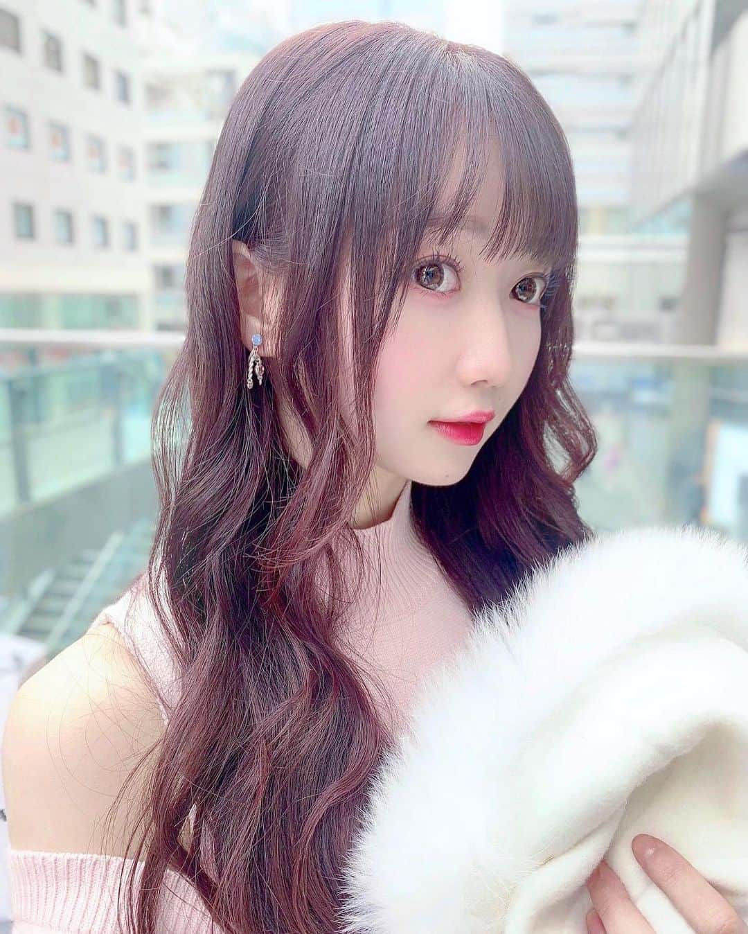 大谷映美里さんのインスタグラム写真 - (大谷映美里Instagram)「🌸 ㅤㅤㅤㅤㅤㅤㅤㅤㅤㅤㅤㅤㅤ #SHIMA_SIX_GINZA で 可愛いの魔法 かけていただきました💫 ㅤㅤㅤㅤㅤㅤㅤㅤㅤㅤㅤㅤㅤ 今回は季節先取りで甘い春カラーに… ᐠ ♡ ᐟ #strawberrypink だよ〜🍓 暗めカラーのさりげないピンクですっごくお気に入り💞 お姉さま感、出るね、、、？(？) ㅤㅤㅤㅤ ㅤㅤㅤㅤㅤㅤㅤㅤ ㅤㅤㅤㅤㅤㅤㅤㅤㅤㅤㅤㅤㅤ カラーの詳細などは大西さんの投稿に 書いていただけると思うので是非みてね🐈💭 ⇢ @leo__nishi 🎀 ありがとうございました！  ㅤㅤㅤㅤㅤㅤㅤㅤㅤㅤㅤㅤㅤ 髪色に合わせたピンクのワンピは #bonreve です💅🏻」1月24日 23時26分 - otani_emiri