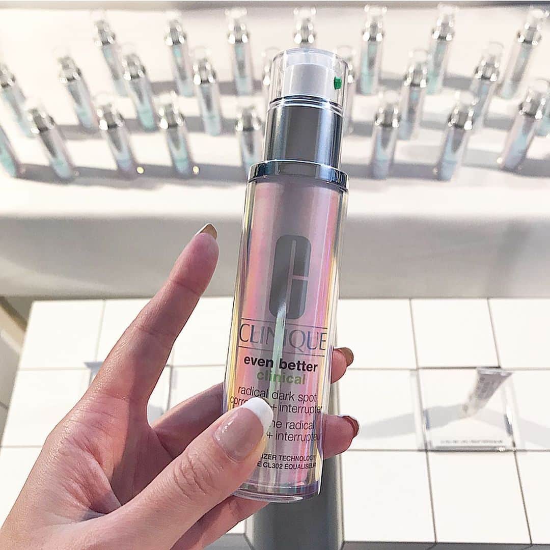 Michikoさんのインスタグラム写真 - (MichikoInstagram)「. _______ NEW SKINCARE FROM CLINIQUE 🌸✔️ . 今夜は @cliniquejp の新製品クローズドイベントへ。  1〜4枚目は「クリニーク iD」 肌タイプに合わせて24通りの乳液ケアが可能。 . 保湿ベース(全4種)と美容成分カートリッジ(全6種)を 組み合わせて好みの乳液を完成させます。 . 今回、「カートリッジ コンセントレート」から 桜の成分が入った敏感肌ケア用が新発売に。 季節の変わり目など、肌がゆらぎやすい時期に◎ . そして保湿ベースにも トーンアップしてくれるジェル乳液が仲間入り。 . 写真は、新製品同士の組み合わせ。 保湿はしっかり、でもサラっとしていて使いやすそう😊 . . 写真6〜7枚目は、来月末発売の "明るさと透明感を叶える" ブライトニング美容液。 . 既存シリーズ「イーブンベター」の哲学のもと、 乾燥によるくすみにアプローチして 均一美肌を叶えてくれる。 . 単に肌を白くすることを目的とせず、 生まれ持った肌色を生かしながら 均一で透明感ある肌へ引き上げていく美容液です。 . スキントーンに関係なく透明感のある肌って 健康的でとっても幸せそうに見えますよね。 (個人的には美白より重要だと思っていて、まさに今一番気をつけていること) . 2月28日発売 「イーブン ベター ラディカル ブライト セラム」 幸せ肌を目指している方は 手に取ってみてください☺️ . . #私だけのiD #オーロラ美容液 #ほめ肌 #クリニークiD #均一美肌 #PR .」1月24日 23時35分 - michiko.jp