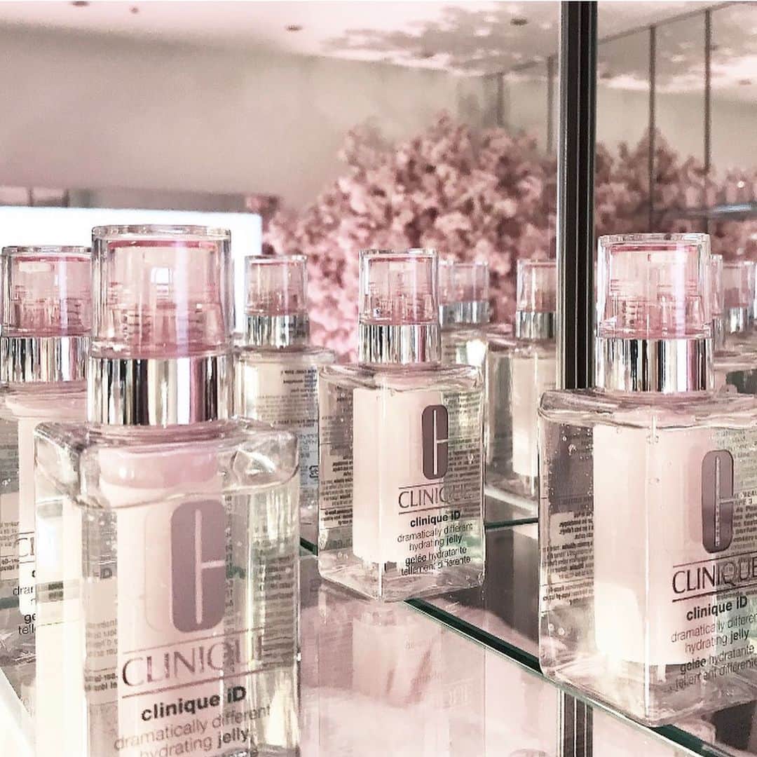 Michikoさんのインスタグラム写真 - (MichikoInstagram)「. _______ NEW SKINCARE FROM CLINIQUE 🌸✔️ . 今夜は @cliniquejp の新製品クローズドイベントへ。  1〜4枚目は「クリニーク iD」 肌タイプに合わせて24通りの乳液ケアが可能。 . 保湿ベース(全4種)と美容成分カートリッジ(全6種)を 組み合わせて好みの乳液を完成させます。 . 今回、「カートリッジ コンセントレート」から 桜の成分が入った敏感肌ケア用が新発売に。 季節の変わり目など、肌がゆらぎやすい時期に◎ . そして保湿ベースにも トーンアップしてくれるジェル乳液が仲間入り。 . 写真は、新製品同士の組み合わせ。 保湿はしっかり、でもサラっとしていて使いやすそう😊 . . 写真6〜7枚目は、来月末発売の "明るさと透明感を叶える" ブライトニング美容液。 . 既存シリーズ「イーブンベター」の哲学のもと、 乾燥によるくすみにアプローチして 均一美肌を叶えてくれる。 . 単に肌を白くすることを目的とせず、 生まれ持った肌色を生かしながら 均一で透明感ある肌へ引き上げていく美容液です。 . スキントーンに関係なく透明感のある肌って 健康的でとっても幸せそうに見えますよね。 (個人的には美白より重要だと思っていて、まさに今一番気をつけていること) . 2月28日発売 「イーブン ベター ラディカル ブライト セラム」 幸せ肌を目指している方は 手に取ってみてください☺️ . . #私だけのiD #オーロラ美容液 #ほめ肌 #クリニークiD #均一美肌 #PR .」1月24日 23時35分 - michiko.jp