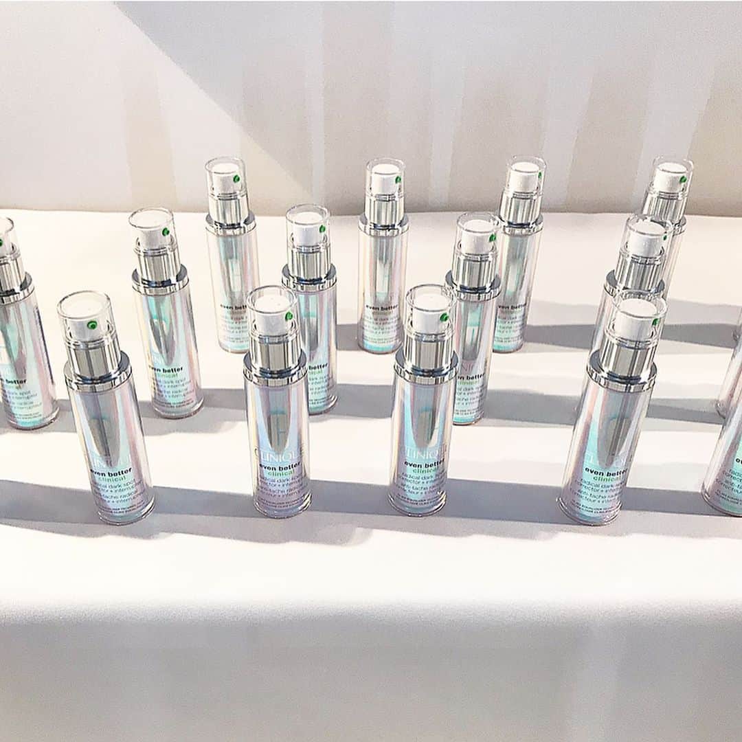 Michikoさんのインスタグラム写真 - (MichikoInstagram)「. _______ NEW SKINCARE FROM CLINIQUE 🌸✔️ . 今夜は @cliniquejp の新製品クローズドイベントへ。  1〜4枚目は「クリニーク iD」 肌タイプに合わせて24通りの乳液ケアが可能。 . 保湿ベース(全4種)と美容成分カートリッジ(全6種)を 組み合わせて好みの乳液を完成させます。 . 今回、「カートリッジ コンセントレート」から 桜の成分が入った敏感肌ケア用が新発売に。 季節の変わり目など、肌がゆらぎやすい時期に◎ . そして保湿ベースにも トーンアップしてくれるジェル乳液が仲間入り。 . 写真は、新製品同士の組み合わせ。 保湿はしっかり、でもサラっとしていて使いやすそう😊 . . 写真6〜7枚目は、来月末発売の "明るさと透明感を叶える" ブライトニング美容液。 . 既存シリーズ「イーブンベター」の哲学のもと、 乾燥によるくすみにアプローチして 均一美肌を叶えてくれる。 . 単に肌を白くすることを目的とせず、 生まれ持った肌色を生かしながら 均一で透明感ある肌へ引き上げていく美容液です。 . スキントーンに関係なく透明感のある肌って 健康的でとっても幸せそうに見えますよね。 (個人的には美白より重要だと思っていて、まさに今一番気をつけていること) . 2月28日発売 「イーブン ベター ラディカル ブライト セラム」 幸せ肌を目指している方は 手に取ってみてください☺️ . . #私だけのiD #オーロラ美容液 #ほめ肌 #クリニークiD #均一美肌 #PR .」1月24日 23時35分 - michiko.jp