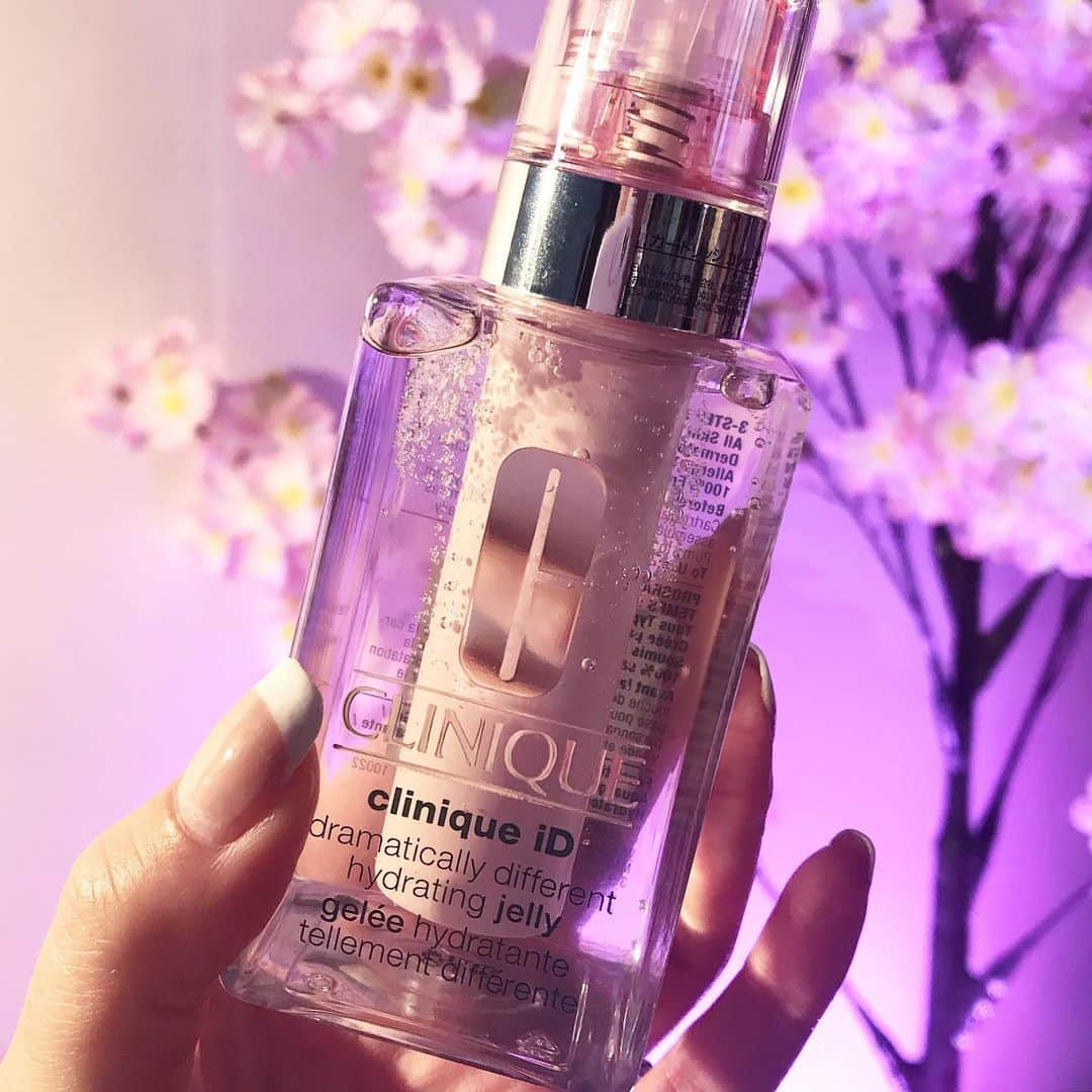 Michikoさんのインスタグラム写真 - (MichikoInstagram)「. _______ NEW SKINCARE FROM CLINIQUE 🌸✔️ . 今夜は @cliniquejp の新製品クローズドイベントへ。  1〜4枚目は「クリニーク iD」 肌タイプに合わせて24通りの乳液ケアが可能。 . 保湿ベース(全4種)と美容成分カートリッジ(全6種)を 組み合わせて好みの乳液を完成させます。 . 今回、「カートリッジ コンセントレート」から 桜の成分が入った敏感肌ケア用が新発売に。 季節の変わり目など、肌がゆらぎやすい時期に◎ . そして保湿ベースにも トーンアップしてくれるジェル乳液が仲間入り。 . 写真は、新製品同士の組み合わせ。 保湿はしっかり、でもサラっとしていて使いやすそう😊 . . 写真6〜7枚目は、来月末発売の "明るさと透明感を叶える" ブライトニング美容液。 . 既存シリーズ「イーブンベター」の哲学のもと、 乾燥によるくすみにアプローチして 均一美肌を叶えてくれる。 . 単に肌を白くすることを目的とせず、 生まれ持った肌色を生かしながら 均一で透明感ある肌へ引き上げていく美容液です。 . スキントーンに関係なく透明感のある肌って 健康的でとっても幸せそうに見えますよね。 (個人的には美白より重要だと思っていて、まさに今一番気をつけていること) . 2月28日発売 「イーブン ベター ラディカル ブライト セラム」 幸せ肌を目指している方は 手に取ってみてください☺️ . . #私だけのiD #オーロラ美容液 #ほめ肌 #クリニークiD #均一美肌 #PR .」1月24日 23時35分 - michiko.jp