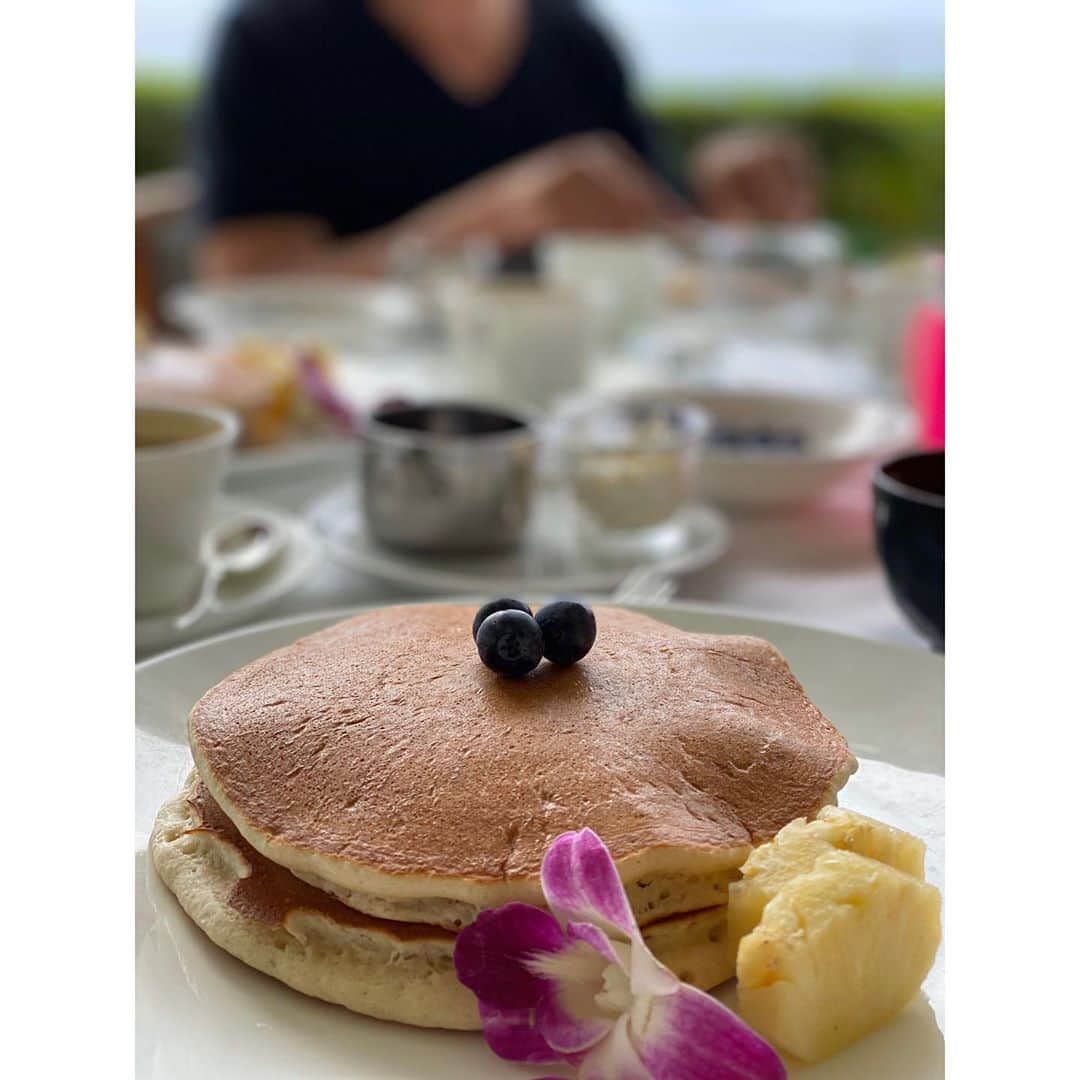 森麻季さんのインスタグラム写真 - (森麻季Instagram)「ハワイのごはん🌺  なんだかんだでパンケーキはここのが好き🥞 和定食があり息子も喜んで食べていました🐟  #ハワイの朝食  #ブルーベリーは生地に練り込まず添えてもらうようオーダーしました #朝食 #breakfast #子連れハワイ #ハワイ旅行 #家族旅行 #1歳 #1歳8ヶ月 #男の子ママ #babyboy #20months #halekulani#ハワイの朝ごはん」1月24日 23時35分 - maki.mori_m