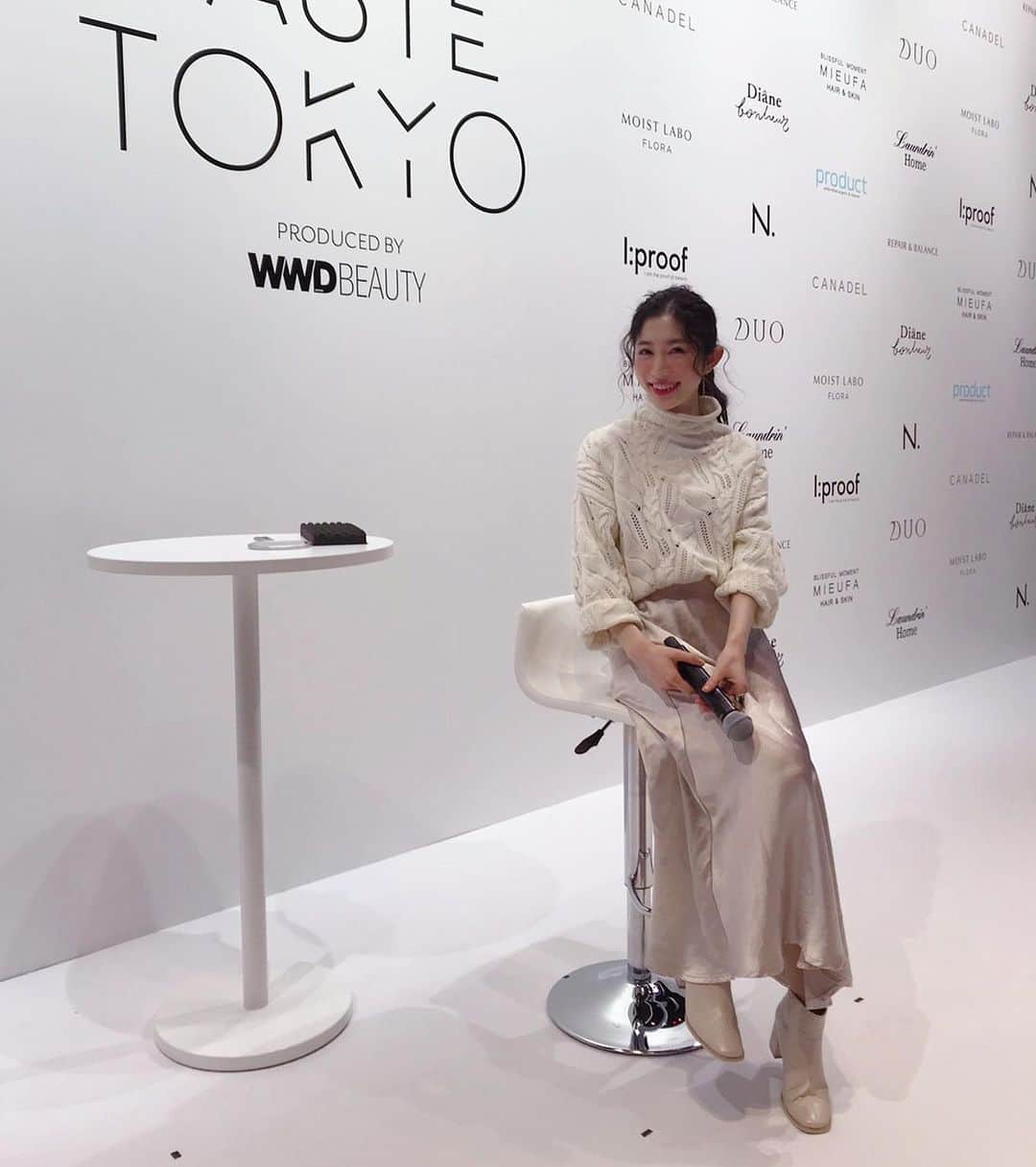 名越涼子さんのインスタグラム写真 - (名越涼子Instagram)「#working #mc #🎤 ・ wwd beauty プレゼンツの セルフコスメの祭典 【BEAUTY TASTE  TOKYO 】🎉 セルフコスメの進化がとまらない。  昔はドラッグストアで買えるアイテムって限られていて 本格的なコスメってデパ地下で買うものだったけど  今って本当に手軽にクオリティ高いコスメが手に入るようになったよなぁ。  オーガニックコスメが増えたことが とてもとても嬉しいかぎり。  ジェンダーレスはもちろんコスメの世界でも進んでいて ・ ・ 〝男性だから″ 〝女性だから″  にとらわれない 自由な使い方やアイテムが ここ数年ですごく増えたことも 今の時代ならでは、でとても面白い。  きょうは イガリメイクのイガリシノブさんを始め、長井かおりさんやゆうこすさん、 さらにはMattさんも登場する豪華なステージ。  赤ピンクマスカラに黄色チーク、 ネオンシャドー。  これまでにとらわれない 春夏カラーメイク、はやく試したい。 ・ ・ ・ 一一一一一一一一一一一一一 #wwd#wedjapan#wwdbeauty #event#beautytastetokyosupportedbywwdbeau #makeup#fashion#coordinate #メイク#コスメ#セルフコスメ #ルミネ#ルミネゼロ#lumine」1月24日 23時46分 - nagoshi_ryo