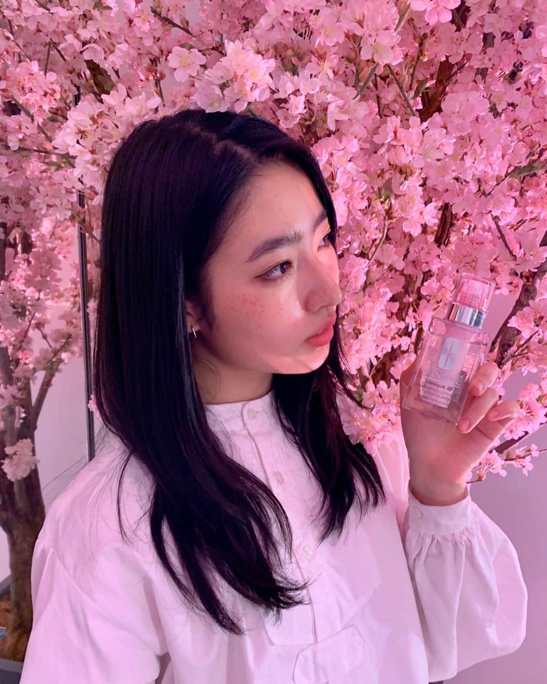 AO さんのインスタグラム写真 - (AO Instagram)「クリニーク新商品PRイベントに行ってきました〜✨ @cliniquejp  二つの新商品を体験してきましたよ〜 1つ目は 今月発売された桜の成分が入った敏感肌ケア用のカートリッジ🌸 桜の美容成分と組み合わせて使うと贅沢な乳液ケアができてトーンアップもできるんだって🙋‍♀️ 2つ目は 明るさと透明感を与えてくれる美容液 「イーブン ベター ラディカル プライト セラム」 自分の肌色を生かして均一美肌にしてくれるんだって🙋‍♀️ 2月28日発売だって🙋‍♀️ 肌診断もしてもらったんだけど、 私は色ムラが多いタイプだったから、今年はこれで均一美肌になる！！ #私だけのiD#クリニークiD#オーロラ美容液#均一美肌#ほめ肌#pr」1月24日 23時40分 - ao_sekiguchi
