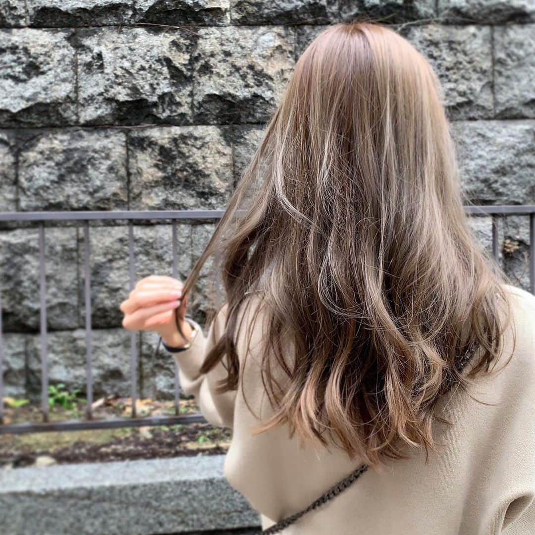 Ces't Mignonさんのインスタグラム写真 - (Ces't MignonInstagram)「・ 美容院帰り💇‍♀️💕 今回も透明感のある色に仕上がって嬉しい♡ ・ ブリーチの有無についてたくさんDM頂いたのですが 3年くらい前に、1回だけ前頭ブリーチした事があります◎ それ以降はブリーチ無しでずっとカラーのみです🙈️💓 ・ ・ 今日はベージュトーンのお洋服に白スニーカーで ゆるーくラフなコーデにしました🥰 ドット柄のスカートが楽ちん可愛い💕 ・ ・ tops▶︎ @titivatejp #プチハイネックニット skirt▶︎ #titivate  #リネン混ドット柄フレアロングスカート outer▶︎パシオス bag▶︎donoban sneaker▶︎zara ・ ・ #ティティベイト#titivatestyle#スカートコーデ#ロングスカート#フレアスカート#お洒落さんと繋がりたい#大人女子#プチプラコーデ#高身長コーデ#シンプルコーデ#大人可愛い#instafashion#きょコ#着回し#时尚#潮流#スニーカー#スニーカーコーデ#ラフ#楽ちんコーデ#ゆるコーデ#ベージュコーデ#白スニーカー#mineby3mootd#大人カジュアル#ROOMインフルエンサー#楽天ROOMに載せてます」1月24日 23時42分 - cestmignon_mau