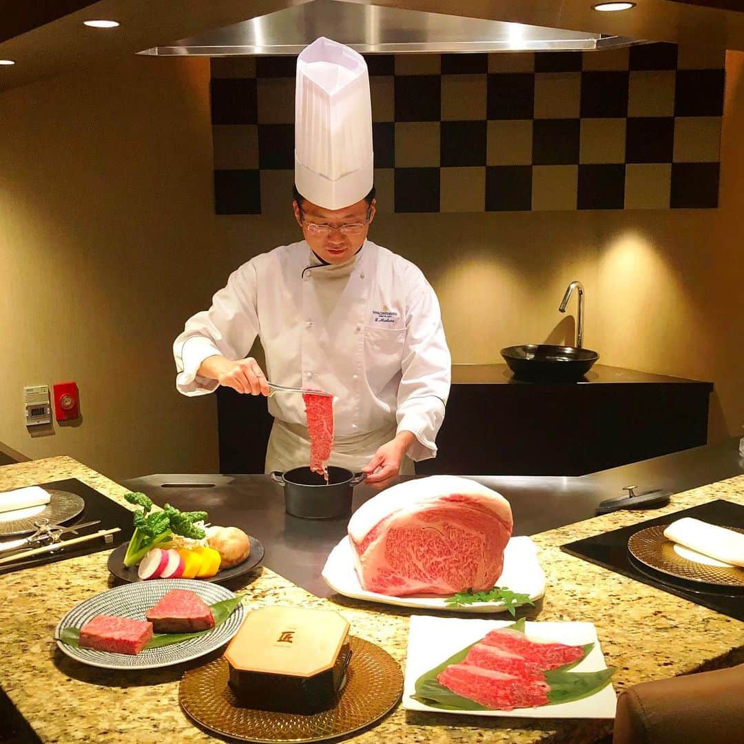 InterContinental Tokyo Bayさんのインスタグラム写真 - (InterContinental Tokyo BayInstagram)「. 鉄板焼 匠では、個室での利用限定で「馬原料理長特製 匠肉尽くしコース」が新登場いたします🥩 . 馬原シェフが匠スタイルでアレンジしたお肉料理の数々が堪能できる全8品の渾身のディナーコースです。 ぜひお試しください✨ . #TAKUMI #匠 #鉄板焼 #肉 #野菜 #トマト #フランベ #個室 #ホテルインターコンチネンタルホテル東京ベイ  #ディナー #黒毛和牛 #和牛 #神戸牛　 #接待 #シャトーブリアン #すき焼き　#しゃぶしゃぶ #肉尽くし #肉づく #インターコンチネンタル東京ベイ #intercontinentaltokyobay  #ディナー #肉好きな人と繋がりたい  #肉スタグラム」1月24日 23時44分 - intercontitokyobay