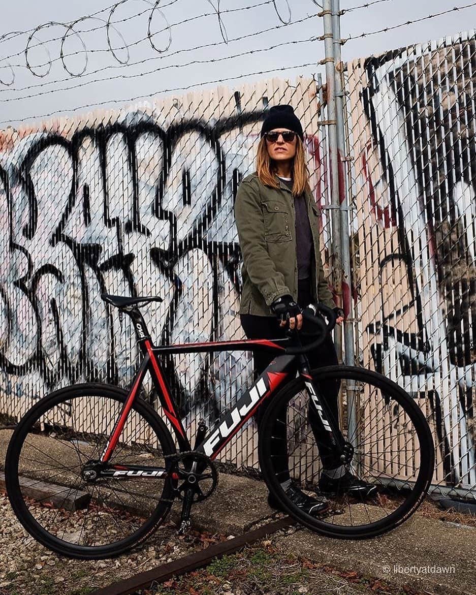 Fuji Bikesさんのインスタグラム写真 - (Fuji BikesInstagram)「@stopitdotcom said once you go track... 😉 📸 @libertyatdawn #FujiTrackPro #FujiBikes #Trackbike #FixedGear #fixie」1月24日 23時55分 - fujibikes