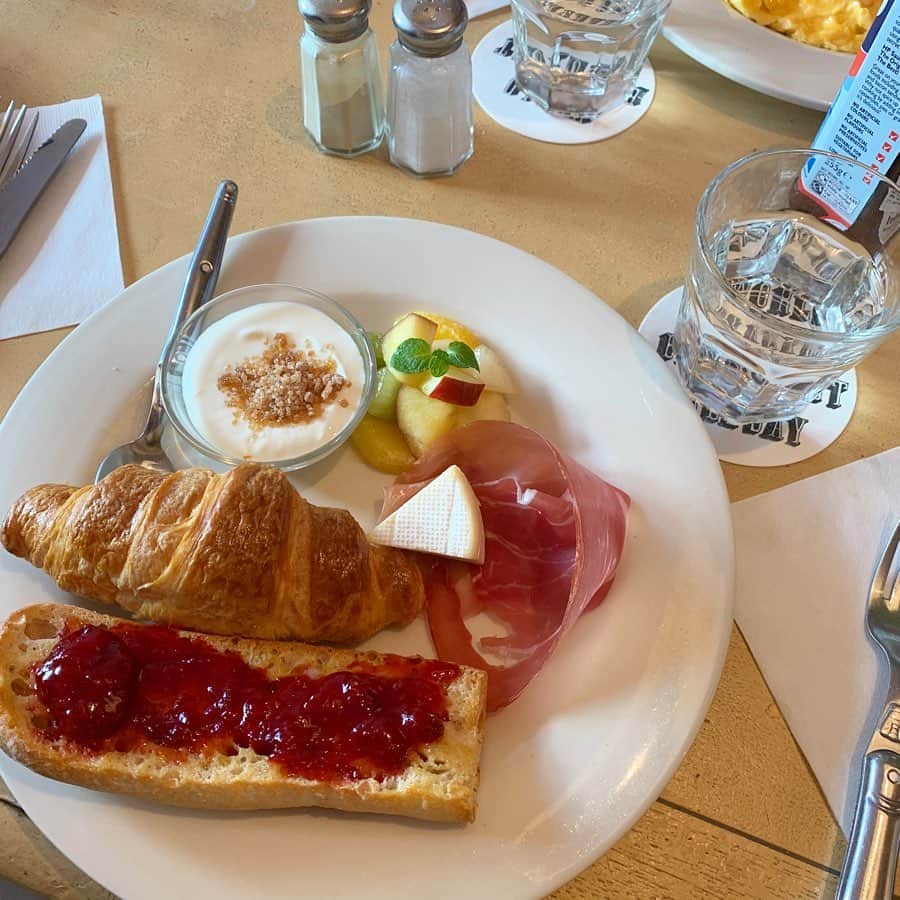 あかねぴさんのインスタグラム写真 - (あかねぴInstagram)「.﻿ ﻿ あったかアウター🐻❤︎﻿ @auntmaries.official ﻿  世界の朝ごはんが食べれるお店で、﻿ フランスの朝ごはんを食べたよ🥣🇫🇷﻿ ﻿ ワンプレートになってると﻿ わくわくするし、見た目もかわいい♡﻿ とってもおいしかった☺️💕﻿ ﻿ #code #auntmaries #outer #ootd #lunch #morning #worldbreakfastallday  #eat #breakfast #cafe #omotesando  #ワールドブレックファストオールデイ  #フランス #朝ごはん #ランチ #カフェ」1月24日 23時51分 - akanepi0426