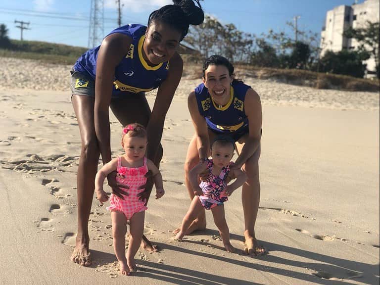 シェイラ・カストロのインスタグラム：「Niver da minha amiga, que participa de tudo da minha vida há tantos anos, que é minha irmã de alma e coração! Te amo, desejo mais um ano muito abençoado, de muitas realizações e que vc esteja sempre pertinho da gente! Eu e minhas pitucas estamos com muita saudade Titia Fabi! #albumlizeninna #dinda #niverdafabi #35 #tavelhinha @fabiclaudino」