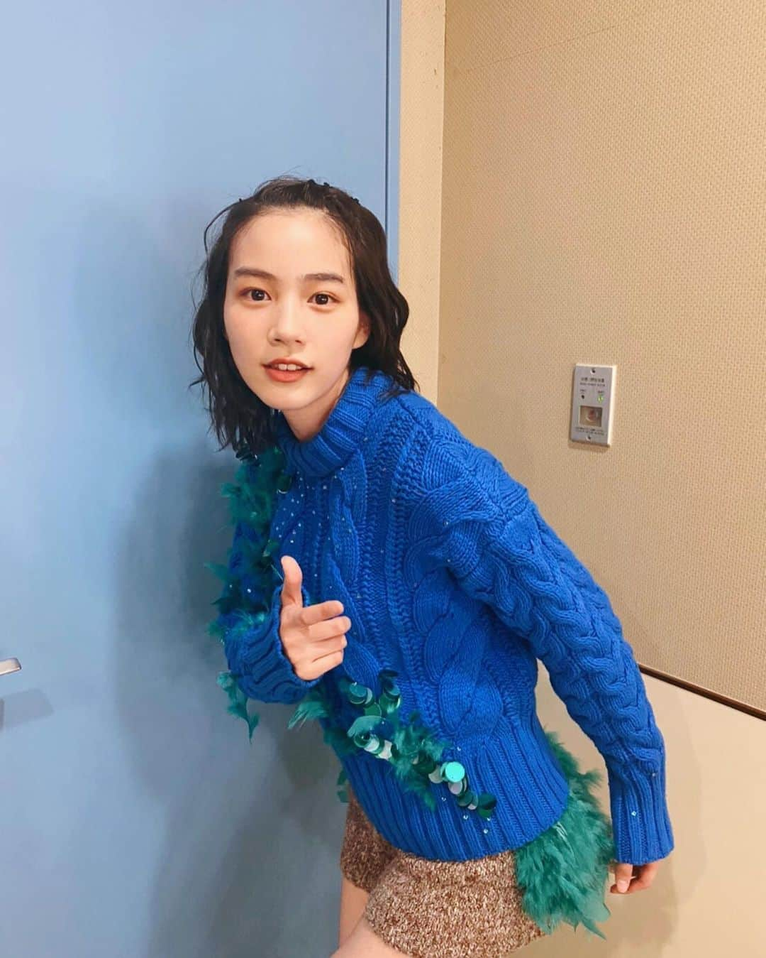 のん（能年玲奈）さんのインスタグラム写真 - (のん（能年玲奈）Instagram)「衣装のニットは飾り付けしてリメイクしたのです🕊 翼を広げて鳥になった気分で羽をつけた。 忘れらんねえよTシャツ、どうしても、柴犬のインパクトに勝てない！！！ #🐕」1月24日 23時53分 - non_kamo_ne