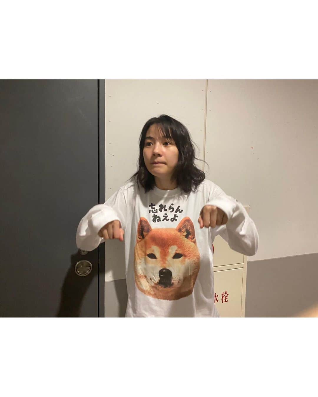 のん（能年玲奈）さんのインスタグラム写真 - (のん（能年玲奈）Instagram)「衣装のニットは飾り付けしてリメイクしたのです🕊 翼を広げて鳥になった気分で羽をつけた。 忘れらんねえよTシャツ、どうしても、柴犬のインパクトに勝てない！！！ #🐕」1月24日 23時53分 - non_kamo_ne