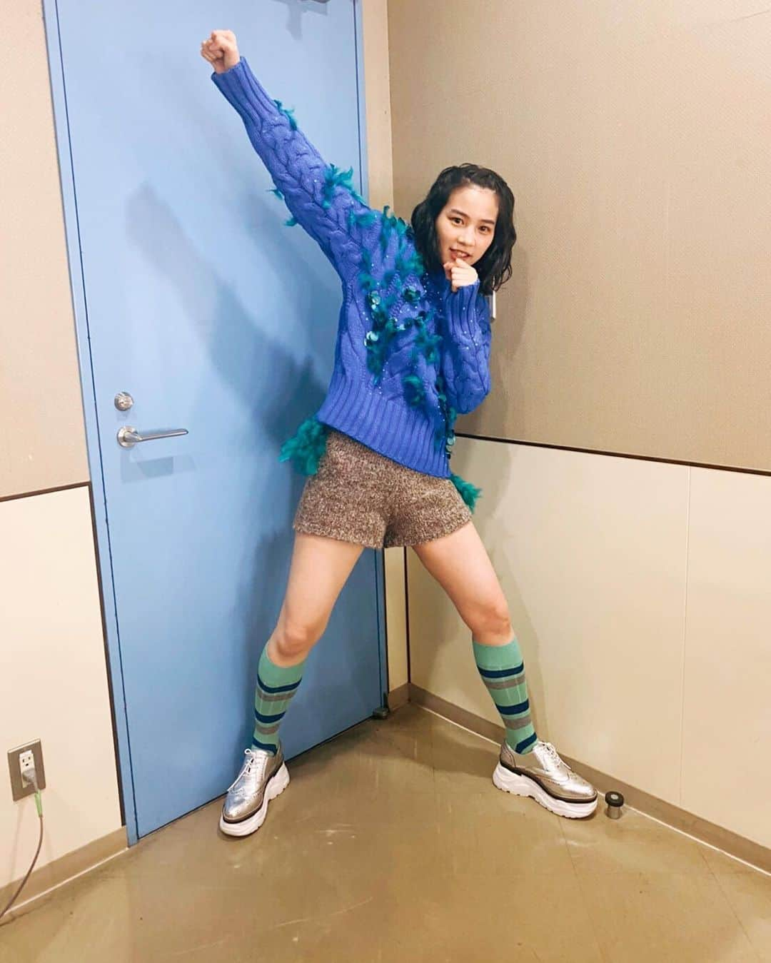 のん（能年玲奈）さんのインスタグラム写真 - (のん（能年玲奈）Instagram)「衣装のニットは飾り付けしてリメイクしたのです🕊 翼を広げて鳥になった気分で羽をつけた。 忘れらんねえよTシャツ、どうしても、柴犬のインパクトに勝てない！！！ #🐕」1月24日 23時53分 - non_kamo_ne