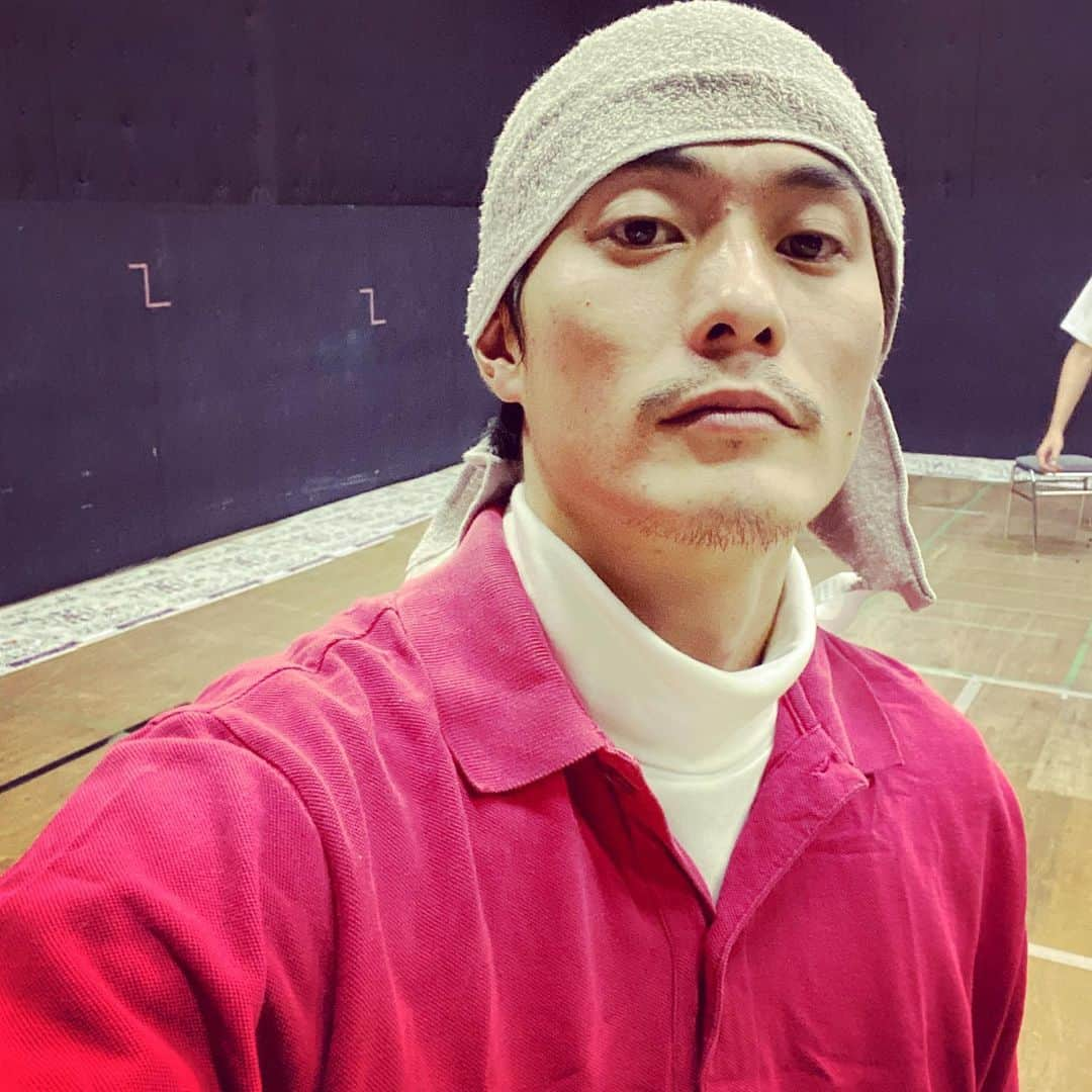 庄野崎謙さんのインスタグラム写真 - (庄野崎謙Instagram)「初めて今回の衣装を着た衣装合わせの時の写真。  おかげさまで三日目を終了することができました、伊賀の花嫁！  明日も全力でふた公演、燃えつきます❗️ #伊賀の花嫁」1月24日 23時59分 - shonozaki_ken