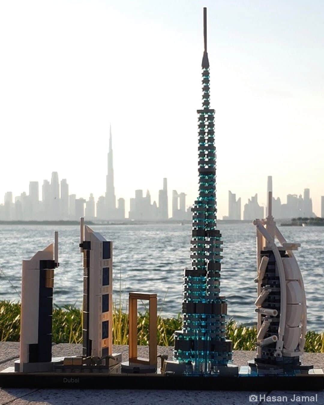 LEGOさんのインスタグラム写真 - (LEGOInstagram)「Recreate iconic landmarks from the futuristic city of Dubai 🏙️ 📸  @muhhasjam & @mariski24  #LEGOArchitecture #Dubai」1月25日 0時00分 - lego