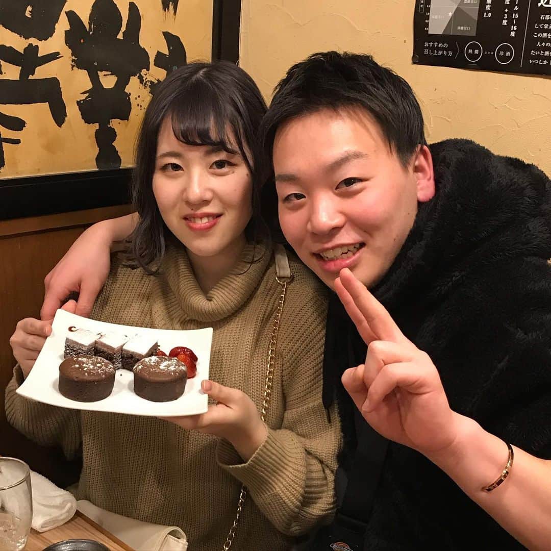 鶏魚 谷町のインスタグラム：「鶏魚です！しーちゃんです🎶 久しぶりに来てくれたお客様*\(^o^)/* 結婚されて、今妊娠中だとのこと♡ そりゃあ、来れないよね( ˊᵕˋ ;)💦 お店から、メッセージプレートでお祝いをしました❤️ #ケーキ職人さん #赤ちゃん抱っこさせてもらえる #鶏魚 #大阪 #谷町四丁目 #駅近 #セルフ飲み放題 #地域最安値 #コース #座敷 #個室 #貝盛り放題 #ガンガン焼き #あさり #はまぐり #ホンビノス貝 #牡蠣 #さざえ #飲み会 #女将」
