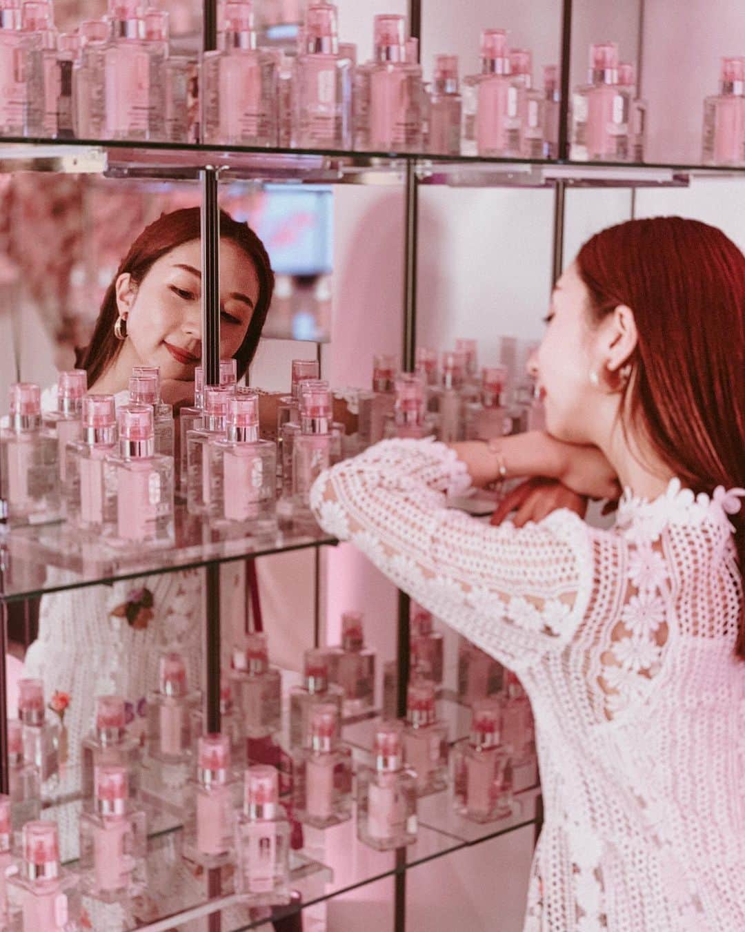 のインスタグラム：「CLINIQUE LAB Spring 2020🌸🌸🌸﻿ ﻿ @clinique_jp のイベントで、新製品をお試しさせていただきました🌸﻿ ﻿ ちょっと贅沢な乳液ケア【クリニーク iD】に、桜の成分が入った敏感肌ケア用の美容成分カートリッジが発売されたよ🌸﻿ 透明なトーンアップジェル乳液は、スルッと伸びてしっかり保湿してくれる👍👍﻿ お肌が敏感になる季節の変わり目にはこれですね✨﻿ ﻿ 2月28日に発売される【イーブン ベター ラディカル ブライト セラム】もお気に入り✨﻿ 明るさ&透明感を叶えてくれるブライトニング美容液で、乾燥によるくすみにアプローチして均一美肌に導いてくれるそう✨﻿ ﻿ 他にも肌診断で自分に合ったクリニーク iDを見つけたり、コスメもお試ししたよ！﻿ ﻿ メイク直しで使ったルースパウダーがめちゃ良くて、ブラシで軽くのせただけてパッとお肌が明るく元気になって、艶感もあって乾燥もしない💯﻿ トレンドのブラウンベージュ系リップの発色も可愛くて、マットなのにスルスル伸びるテクスチャーが好みでした！﻿ ﻿ 春にむけて、スキンケア&コスメを選ぶの楽しいですね*\(^o^)/*﻿ ﻿ ﻿ ﻿ ﻿ ﻿ ﻿ ﻿ ﻿ #FindYourGlow #私だけのiD #オーロラ美容液 #ほめ肌 #クリニークiD  #均一美肌 #PR #clinique #skincare #maripo_beauty #maripo_makeup #スキンケア #美容好き #保湿ケア #美白ケア」