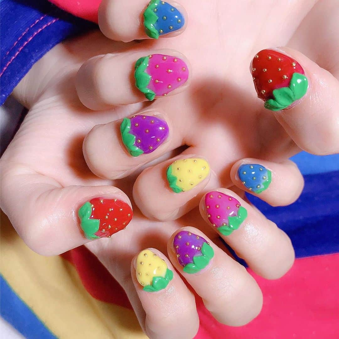 なかやまちえこさんのインスタグラム写真 - (なかやまちえこInstagram)「いちごネイル🍓 #nail #nails #nailart #ネイル #美甲 #ネイルアート  #clou #nagel #ongle #ongles #unghia #japanesenailart #manucure #네일 #젤네일 #네일아트 #네일리스트 #japanesenails #manicurist #gelnails #أظافر #ジェルネイル #gelnails #アクリル3d #ジェル3d #3dnails #3dネイル #いちごネイル #strawberrynails #紅林大空 ちゃん」1月25日 0時06分 - chiekonakayama