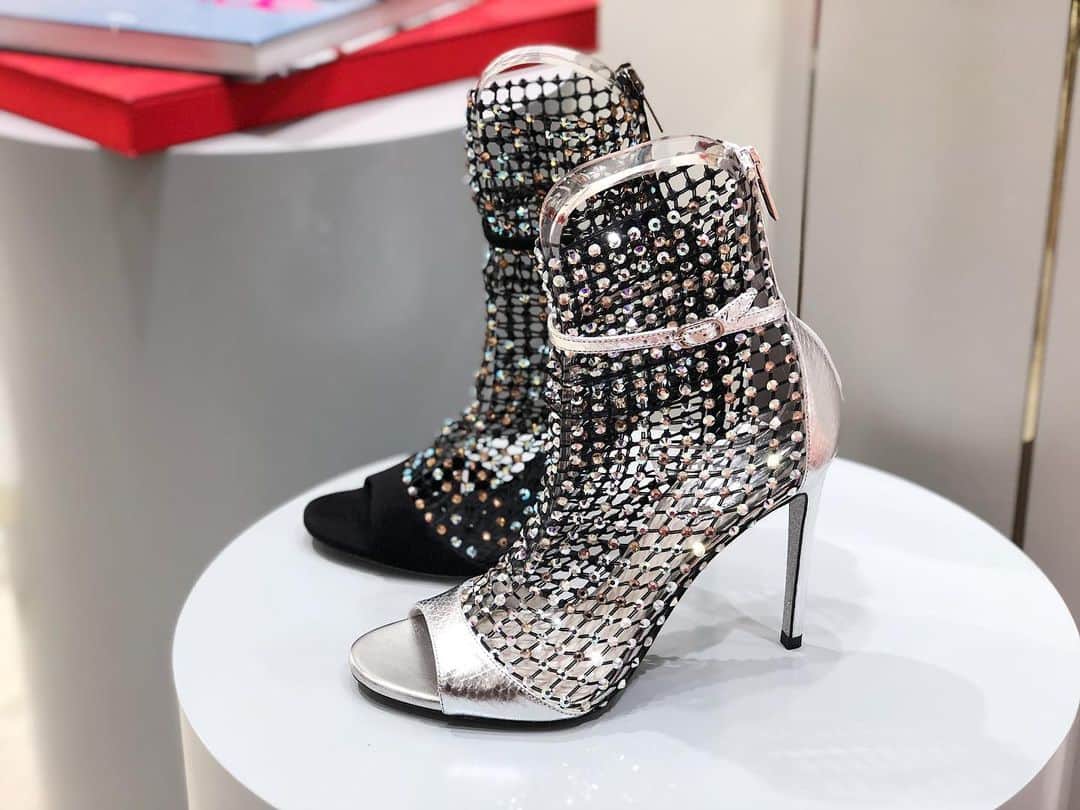 ISETAN PARK netさんのインスタグラム写真 - (ISETAN PARK netInstagram)「〈 レネ・カオヴ ィラ〉20SS POP UP SHOP👠﻿ イタリア・ベネツィアの婦人靴メーカー。小さなスワロフスキーを配し蛇を模した細いストラップを足から脚へと絡みつき這い上げる「クレオ」。﻿ ﻿ 他にも華麗な靴をそろえてご覧いただけるこの機会にぜひ足をお運びください✨﻿ ﻿ RENE CAOVILLA﻿ 2020.01.22 wed - 2020.02.04 tue﻿ 本館2階＝婦人靴／プロモーション﻿ ﻿ @isetanshoes﻿ #レネカオヴィラ #婦人靴 #スワロフスキー #クレオ #ラインストーン #サンダル #ヒール #スワロフスキーサンダル #シューズ #新宿 #伊勢丹 #新宿伊勢丹 #伊勢丹新宿 #伊勢丹新宿店 #TOKYO #SHINJUKU #ISETAN」1月25日 0時07分 - isetan_shinjuku