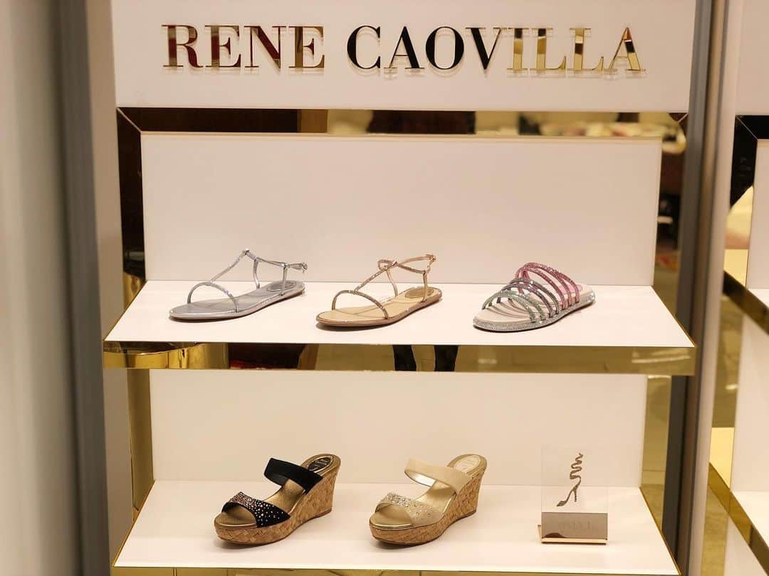 ISETAN PARK netさんのインスタグラム写真 - (ISETAN PARK netInstagram)「〈 レネ・カオヴ ィラ〉20SS POP UP SHOP👠﻿ イタリア・ベネツィアの婦人靴メーカー。小さなスワロフスキーを配し蛇を模した細いストラップを足から脚へと絡みつき這い上げる「クレオ」。﻿ ﻿ 他にも華麗な靴をそろえてご覧いただけるこの機会にぜひ足をお運びください✨﻿ ﻿ RENE CAOVILLA﻿ 2020.01.22 wed - 2020.02.04 tue﻿ 本館2階＝婦人靴／プロモーション﻿ ﻿ @isetanshoes﻿ #レネカオヴィラ #婦人靴 #スワロフスキー #クレオ #ラインストーン #サンダル #ヒール #スワロフスキーサンダル #シューズ #新宿 #伊勢丹 #新宿伊勢丹 #伊勢丹新宿 #伊勢丹新宿店 #TOKYO #SHINJUKU #ISETAN」1月25日 0時07分 - isetan_shinjuku