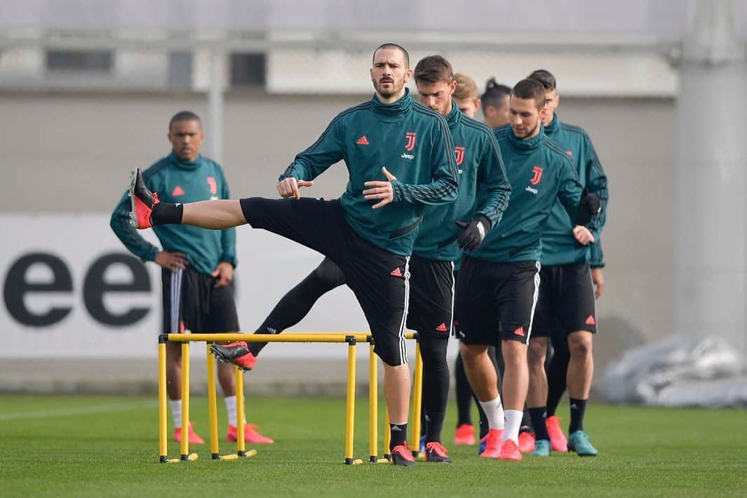 レオナルド・ボヌッチさんのインスタグラム写真 - (レオナルド・ボヌッチInstagram)「Team at work 😀💪🏻 #LB19 #FinoAllaFine」1月25日 0時14分 - bonuccileo19