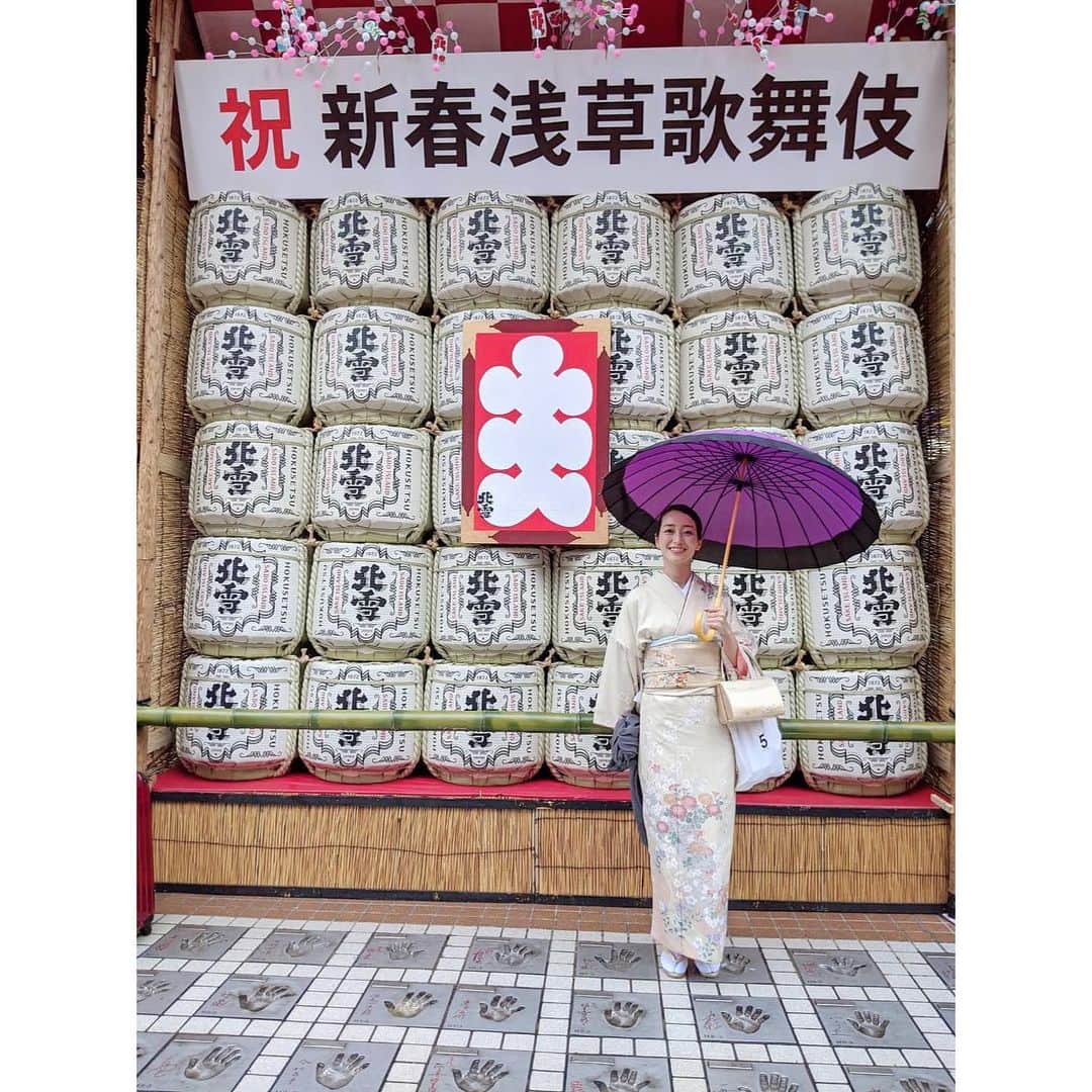 上野なつひのインスタグラム：「新春は浅草で着物着て新年を味わってきました👘 お汁粉食べて新春浅草歌舞伎を見てすき焼き食べて！全力で楽しむ。いい年のスタートです！  #新年 #新春浅草歌舞伎2020  #尾上松也 #梅園 #米久本店」
