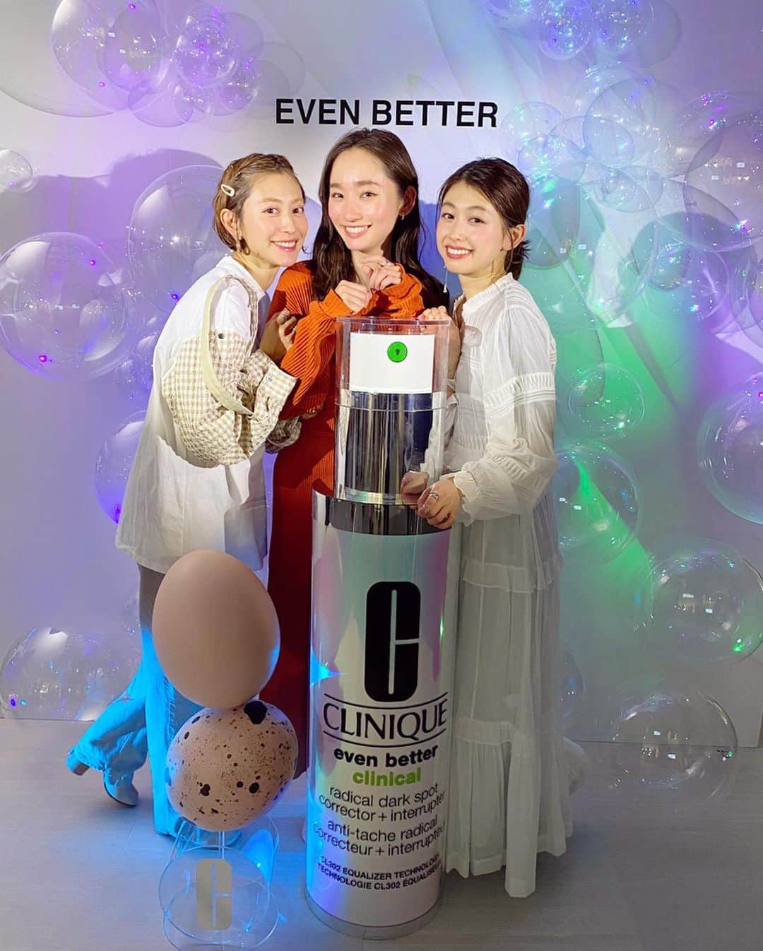 木野園子のインスタグラム：「クリニークラボラトリー @cliniquejp に行って来ました🌸 今回、新しく発売になったのは保湿ベースと美容成分の入ったカートリッジを組み合わせて自分の肌に合う乳液ケアを24通りの中から見つけられるちょっと贅沢な乳液クリニーク iDの桜の成分を配合した敏感肌ケアカートリッジとトーンアップジェル✨が仲間入りをしたのと2/28に発売される明るさと透明感あふれる均一美肌へ導くブライトニング美容液イーブン ベター ラディカル ブライト セラム✨ (均一美肌とは、単に肌を白くするのではなく、自分の肌色を生かしてスキントーンを均一することで、健康的で幸せな肌印象に導くという素敵な考え方) このセラムは乾燥によるくすみに攻めのアプローチを。 実際に触ってみると最初はしっとりとそして肌に浸透するとさらっとしてつけ心地もとても良く気になりました‼️イベントでお肌をチェックもらったりして実際に自分でも気になっていた乾燥のダメージをこのアイテムたちで春に向けてケアしていきたい🐰  #私だけのiD #オーロラ美容液 #ほめ肌 #クリニークiD #均一美肌 #pr」