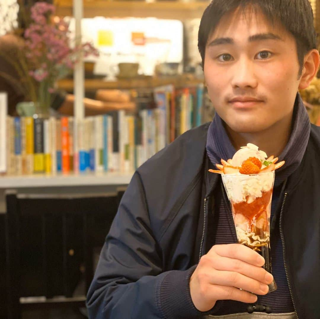 渡邉敬大さんのインスタグラム写真 - (渡邉敬大Instagram)「スイーツぶー🐷🍨 APUでのラクロスの後、 夜遅くに新作パフェ🥺 . いちごの酸味と マスカルポーネのまろやかさが クセになる🍓 美味しかった〜😋✨ . . . #oita #funai #cafe #oitacafe #大分 #大分カフェ #大分カフェ巡り　#夜カフェ #〆パフェ #しめぱふぇ #予祝 #予祝cafenicoseed #予祝カフェニコシード #いちごパフェ #大分パフェ #スイーツぶー🐷 #スイーツ部 #大分スイーツ部 #大分放送 #アナウンサー #渡辺敬大 #わたなべけいた」1月25日 0時12分 - obs_watanabe_keita