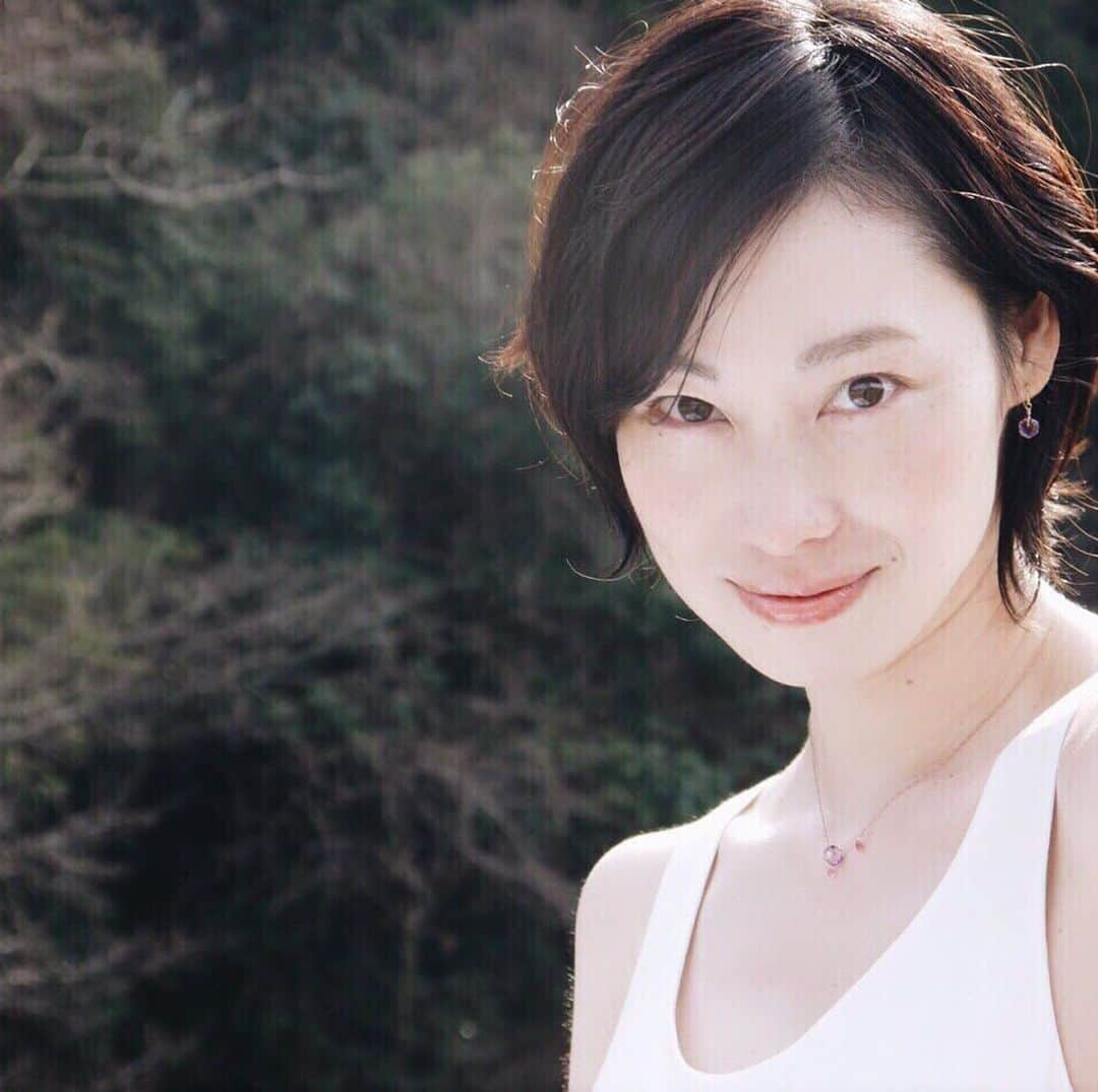 佐藤康恵さんのインスタグラム写真 - (佐藤康恵Instagram)「いつまでも笑って過ごしていたいな♡ 笑顔は、優しさの中に芯があって好き。 笑いたいから笑う。 自然にありのままで生きたい。 今しかない今を楽しみたい。 ♤ ♧ ♢ ♡ 今日も一日お疲れ様でした🌷 おやちゅみ💋 Yasue.  #笑顔が好き #佐藤康恵 #笑ってないとね #自然なこと #ありのまま #今を楽しむ #女優 #ysjewel #designer #actress #model #二児の母 #ママ #子育て #smile #大事 #1番大事かも #歌手#singer #love #おやちゅみ」1月25日 0時14分 - yasuesato.official