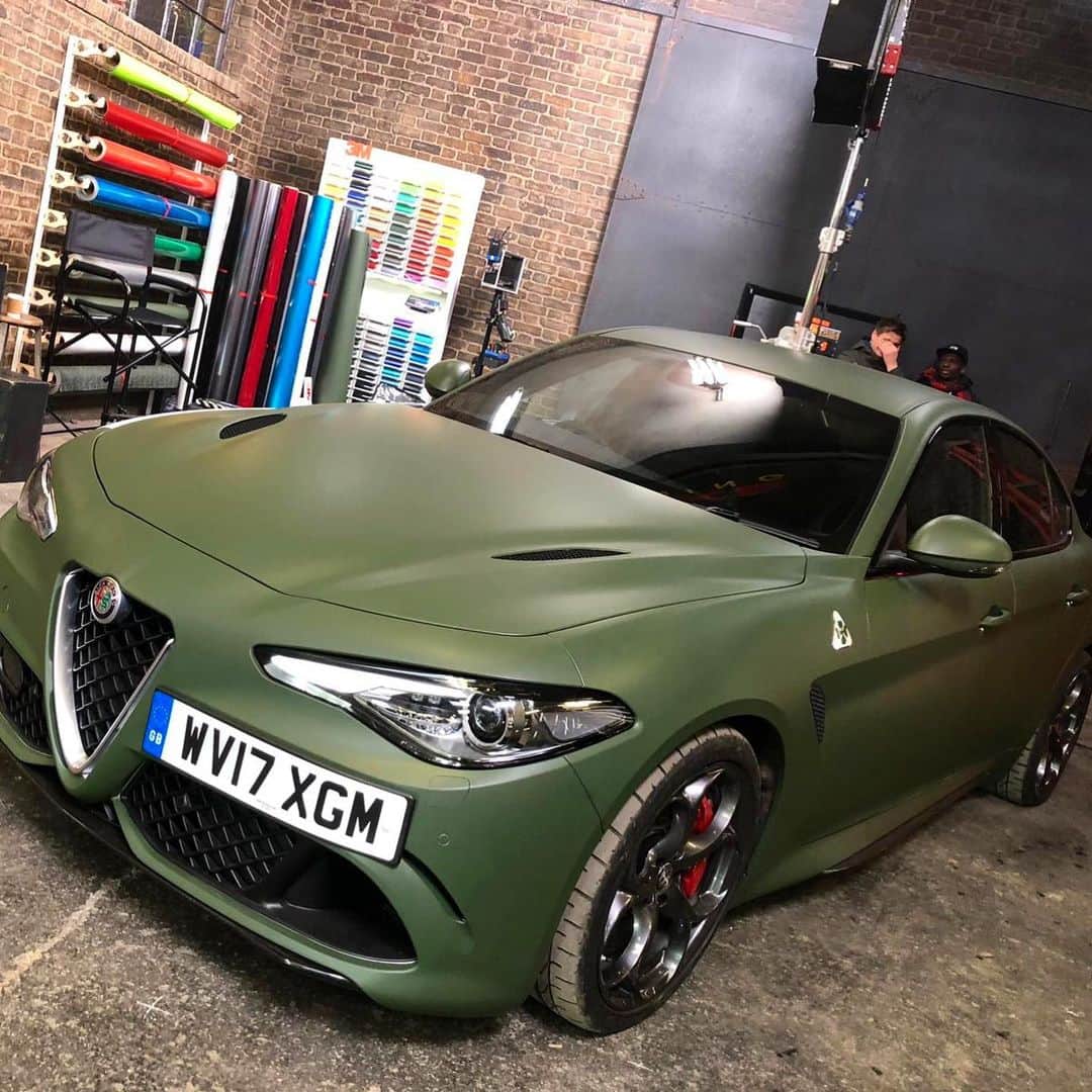 のインスタグラム：「The new Guy Ritchie Film, @TheGentlemen, is an action comedy starring some big-name celebrities and three cars wrapped with @3MFilms!  During filming in London, a number of 3M Authorised Vehicle Wrappers joined the production team at @westlondonfs where they wrapped an @alfaromeoofficial in 3M Military Green, a Range Rover in 3M Gloss Gold Metallic and a @BMW i8 in 3M Atomic Teal. If you see the movie, be on the look-out for the #3Mwraps. #TheGentlemen」