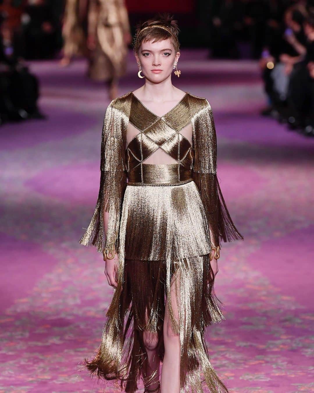 のインスタグラム：「クチュール取材：「ディオール（DIOR）」のマリア・グラツィア・キウリ（Maria Grazia Chiuri）＝アーティスティック・ディレクターはこれまでもショーを通じて、フェミニズムに関係する文学者や芸術家に光を当ててきましたが、今季はアメリカ人アーティスト、 ジュディ・シカゴ（Judy Chicago）にフォーカス。シカゴの言葉“What if Women Ruled the World ?” （もし女性が世界を支配したなら？）をテーマにし、主に会場装飾に取り入れました。ロダン美術館の庭園に立てたまあるいテントは、シカゴの巨大な作品でありインスタレーションという位置づけです。オートクチュールを買いにきた世界の富裕層はきっとシカゴの思想に影響を受けるでしょうし、考えさせられるはず。美と智を伴う壮大なアクションです。﻿ ﻿ コレクションの全ルックは @wwd_jp のプロフィールのリンクから﻿ ﻿ PHOTOS : GIOVANNI GIANNONI / WWD (c) FAIRCHILD PUBLISHING, LLC﻿ ﻿ #DiorCouture #dior #ディオール #coutureweek #pariscoutureweek #マリアグラツィアキウリ #MariaGraziaChiuri #ジュディシカゴ #JudyChicago #WhatifWomenRuledtheWorld #museerodin #muséerodin #ロダン美術館」