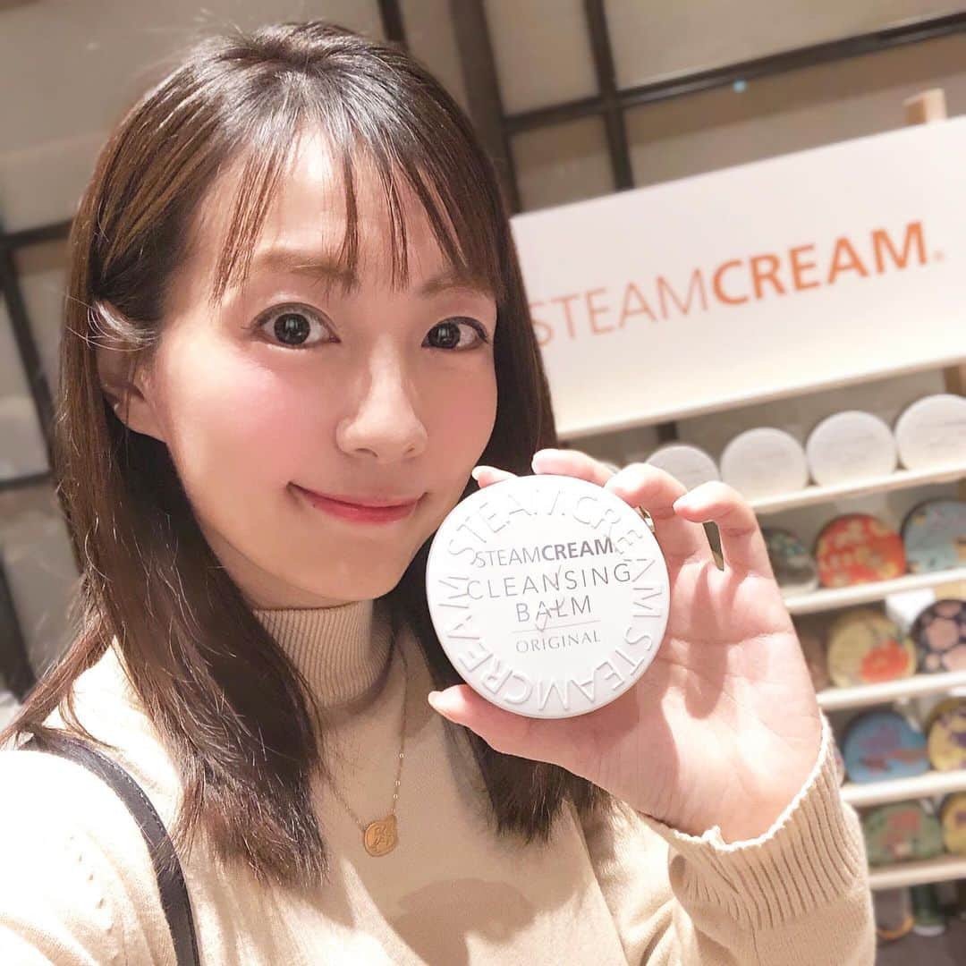 うえむらちかのインスタグラム：「本日の #cosmetichika 💋﻿ ﻿ 全身に使える #スチームクリーム は有名で使ってる方も多いと思うのですが☺️﻿ ☝︎私もよくプレゼントしあいっこしたりするな〜🎁﻿ （缶のパッケージが豊富で可愛いの😍）﻿ ﻿ そんな @steamcreamjapan から﻿ 2/19に #うるおすクレンジングバーム が発売されるということで、先日伺った美容とコスメのブランドミーティングで一足早くお試しさせてもらいました💕﻿ ﻿ 【保湿ブランドのプライドが詰まったクレンジングバーム】ということで﻿ 洗い上がりしっとり❣️﻿ （☞swipeしてね）﻿ ﻿ 天然由来成分が豊富で﻿ 防腐剤フリー﻿ ダブル洗顔も不要←ここ大事❣️﻿ ﻿ 缶もスチームクリームと同じサイズで可愛いし﻿ 並べて置いておきたいな〜💕﻿ ﻿ ﻿ #保湿クリーム﻿ #スチームクリームのある生活﻿ #steamcream #PR #beauty﻿ #乾燥肌 #クリーム #クレンジング」