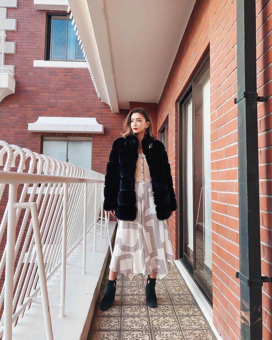 谷口紗耶香のインスタグラム：「@_estella.k_  一目惚れ‼️ 超絶　可愛くて あったかい　#ecofur コート🧥get🔥 ・ いつの時代も着れる。永く愛せるitemだね、これは✨ 3色展開なんだけど、本当に全色ほし〜！ ・ webで今SALE中だったよ😍👍🏽 ・ それから！ 大阪　梅田　阪急百貨店で　２８日までpopupストアがオープンしてるみたいなので 大阪の方は　ぜひ　行ってみてね♥️ ・ #estellak #instamodel#instaootd#ootd#model#japanesemodel#sayakataniguchi#shooting#kawaii#girl#mama#instafashion#japanese#today#cute#拍照#可爱#今天的衣服#谷口紗耶香#时尚#패션#귀엽다#일본인#촬영#親バカ部#ママリ#ママコーデ#ファッション」