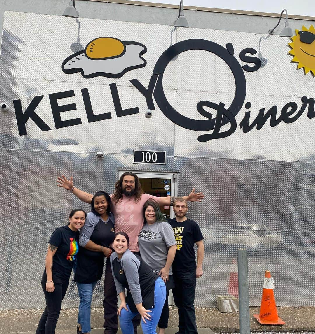 ジェイソン・モモアさんのインスタグラム写真 - (ジェイソン・モモアInstagram)「love u @paakai97 ohana.  and to everyone @kellyosdinerpgh mahalo for taking care of us and making pittsburgh feel like home.  i truly love this town the people are amazing and welcoming so many great memories  i look forward to filming here again one day.  alll my aloha j. #loveukellyo」1月25日 0時32分 - prideofgypsies