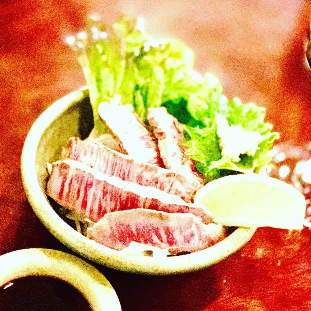 松尾貴史さんのインスタグラム写真 - (松尾貴史Instagram)「新宿で観劇した後、品川へ移動して新幹線で名古屋へ。  #伏見 の「 #味乃にしき 」で #中村梅雀 丈と待ち合わせて、肉肉肉、合間に牡蠣、鰈、蛤、野菜、最後にガーリックライス。  お気に入りの #BAR へ河岸を変えて、#ラフロイグ #カリラ #ラガブーリン #ウンダーベルグ #イエガーマイスター #ドライマティーニ で締め。  #ドラマ10 #ハムラアキラ」1月25日 0時57分 - kitsch.matsuo